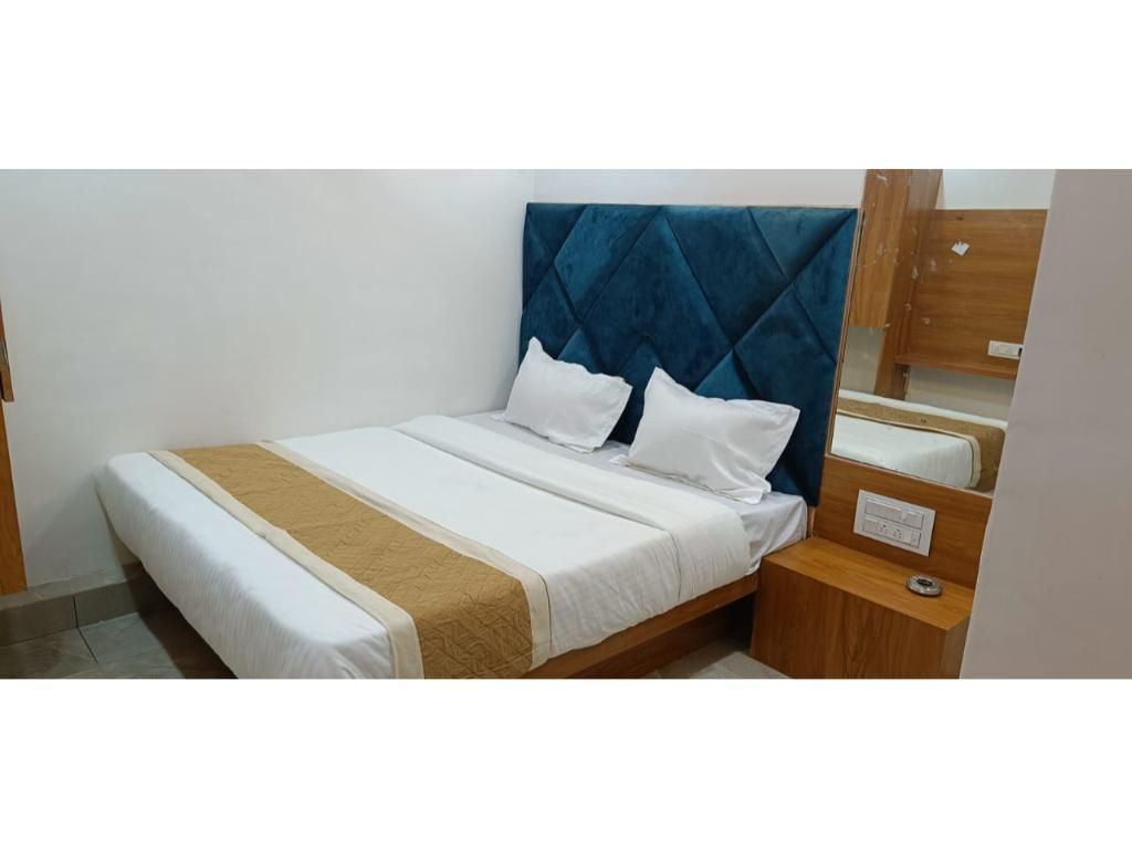 Shera Inn AC Deluxe Room  5