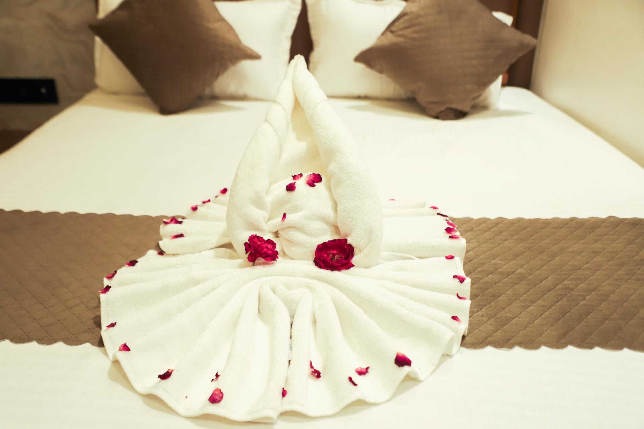 Hotel Make Sure Ajmer Deluxe Room 2