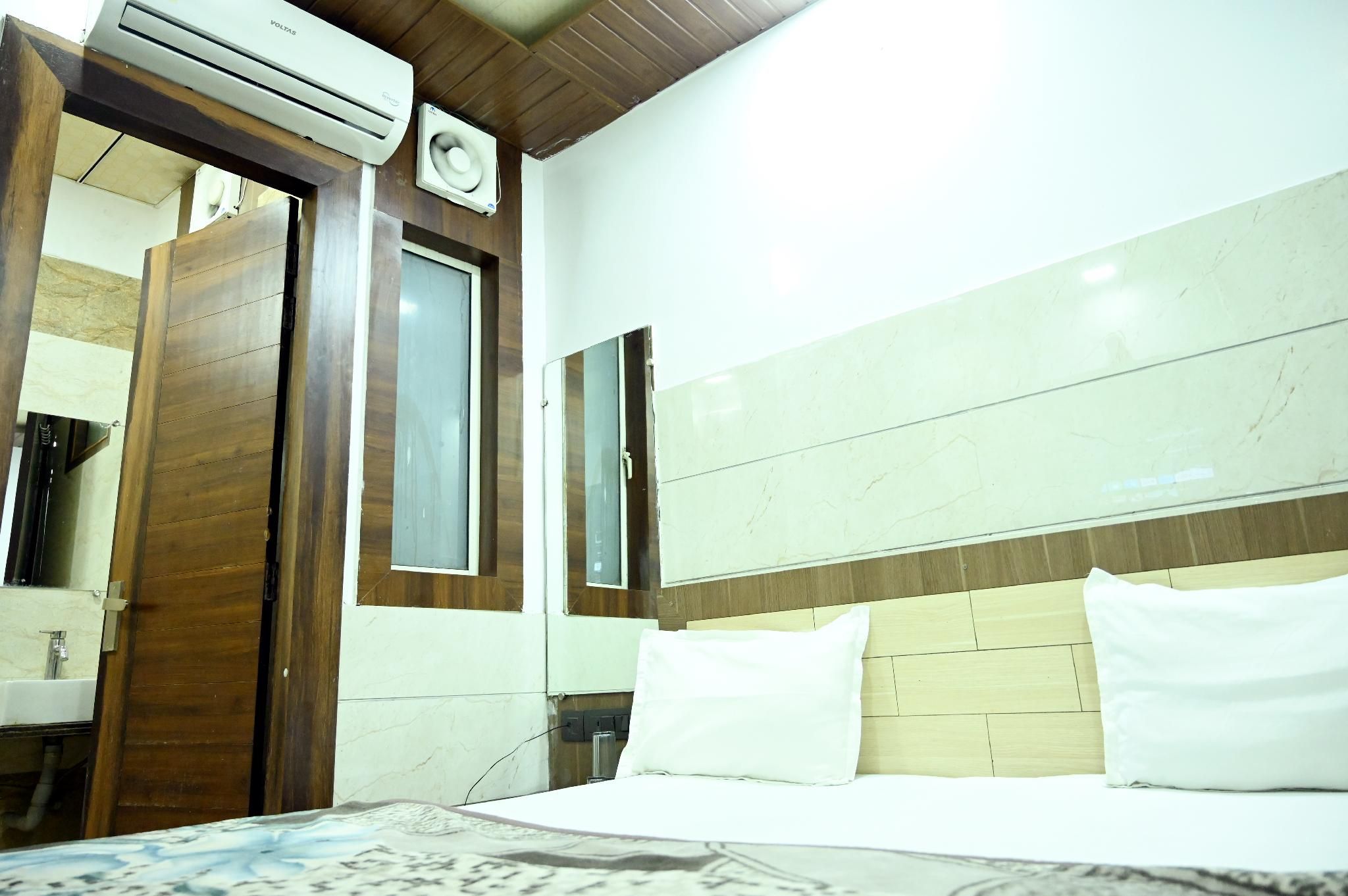 Hotel Crystal Deluxe Room