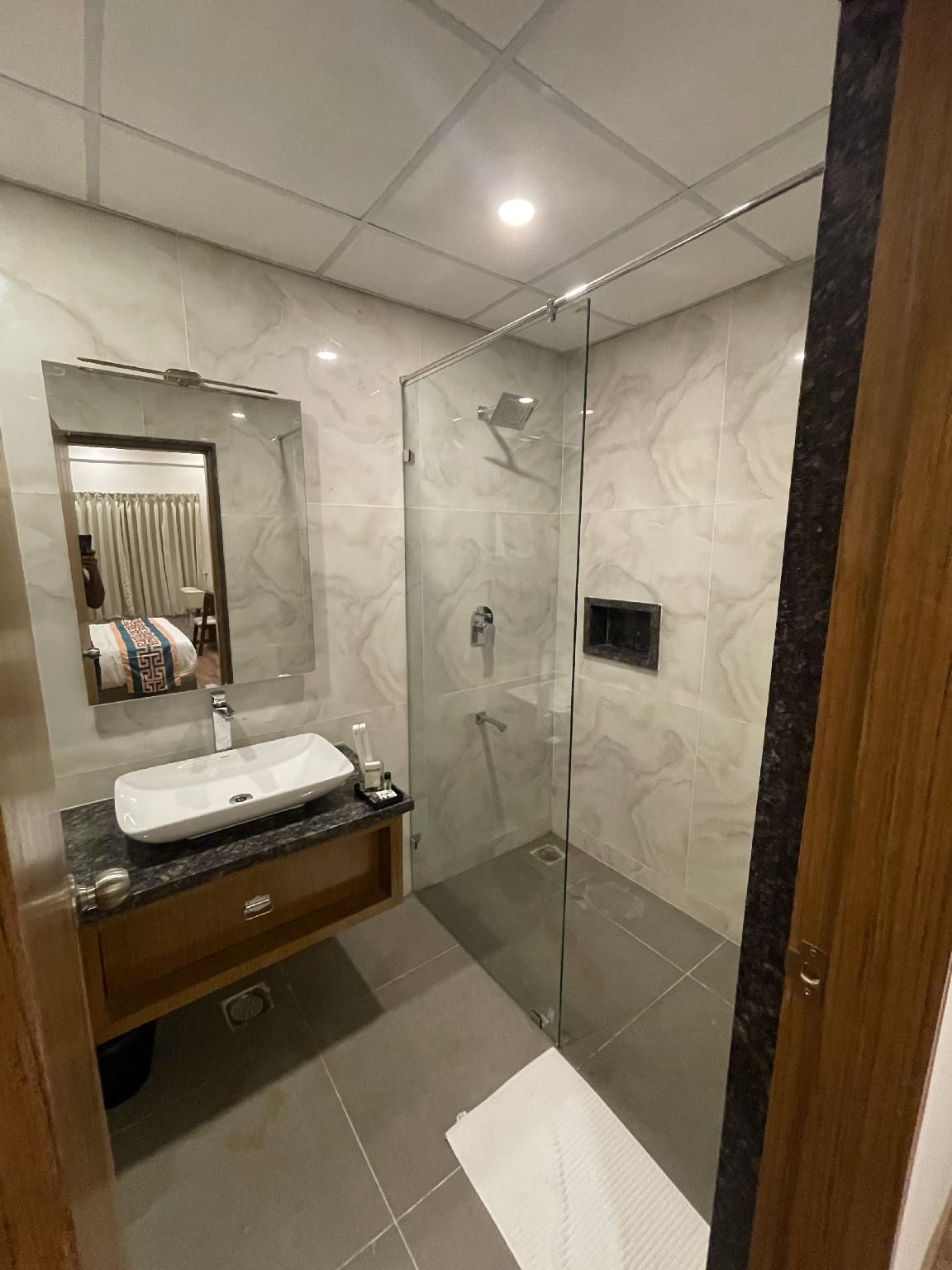 Hotel Aashraya  Deluxe Room 3