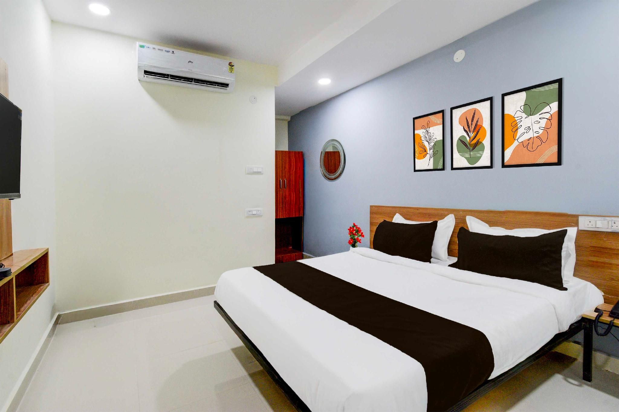 Collection O Kukatpally North Classic Triple Room