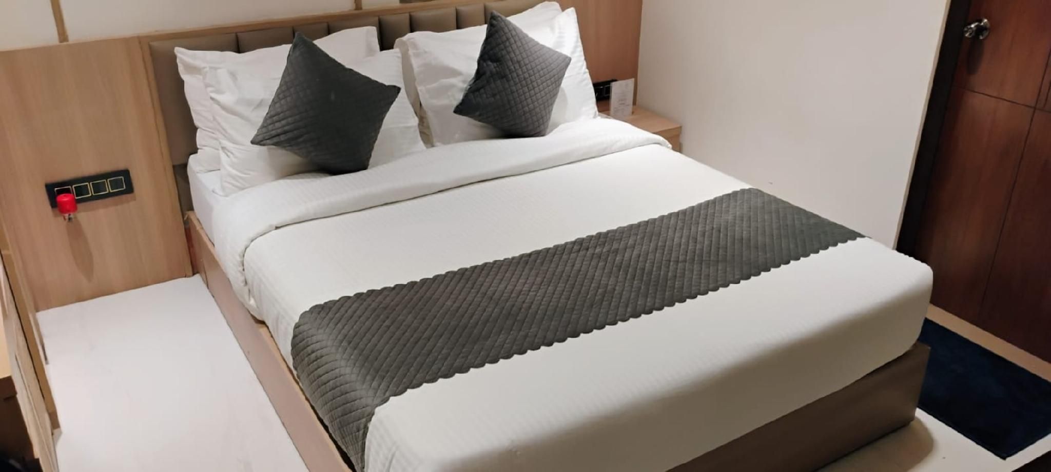 Hotel Varshish Inn Business 3