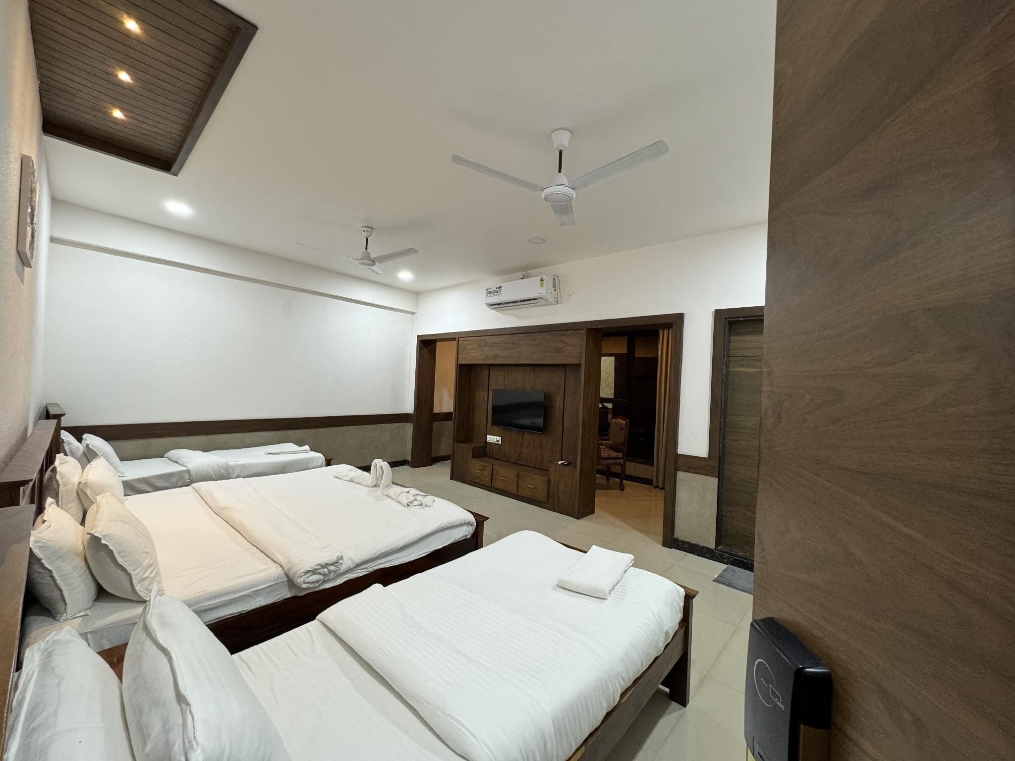 Col's Hotel Uphaar Deluxe Family Room