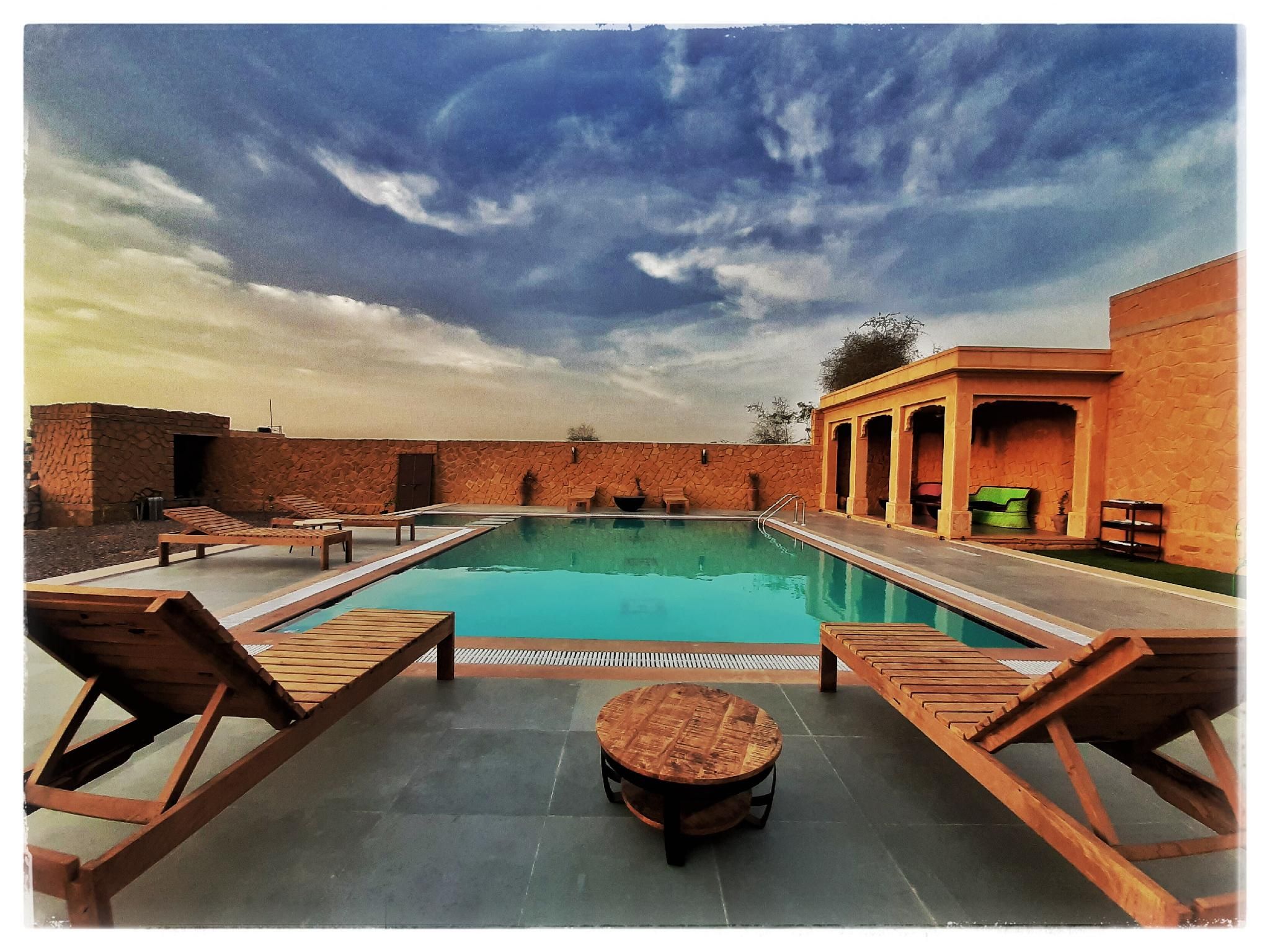 Swimming pool [outdoor]