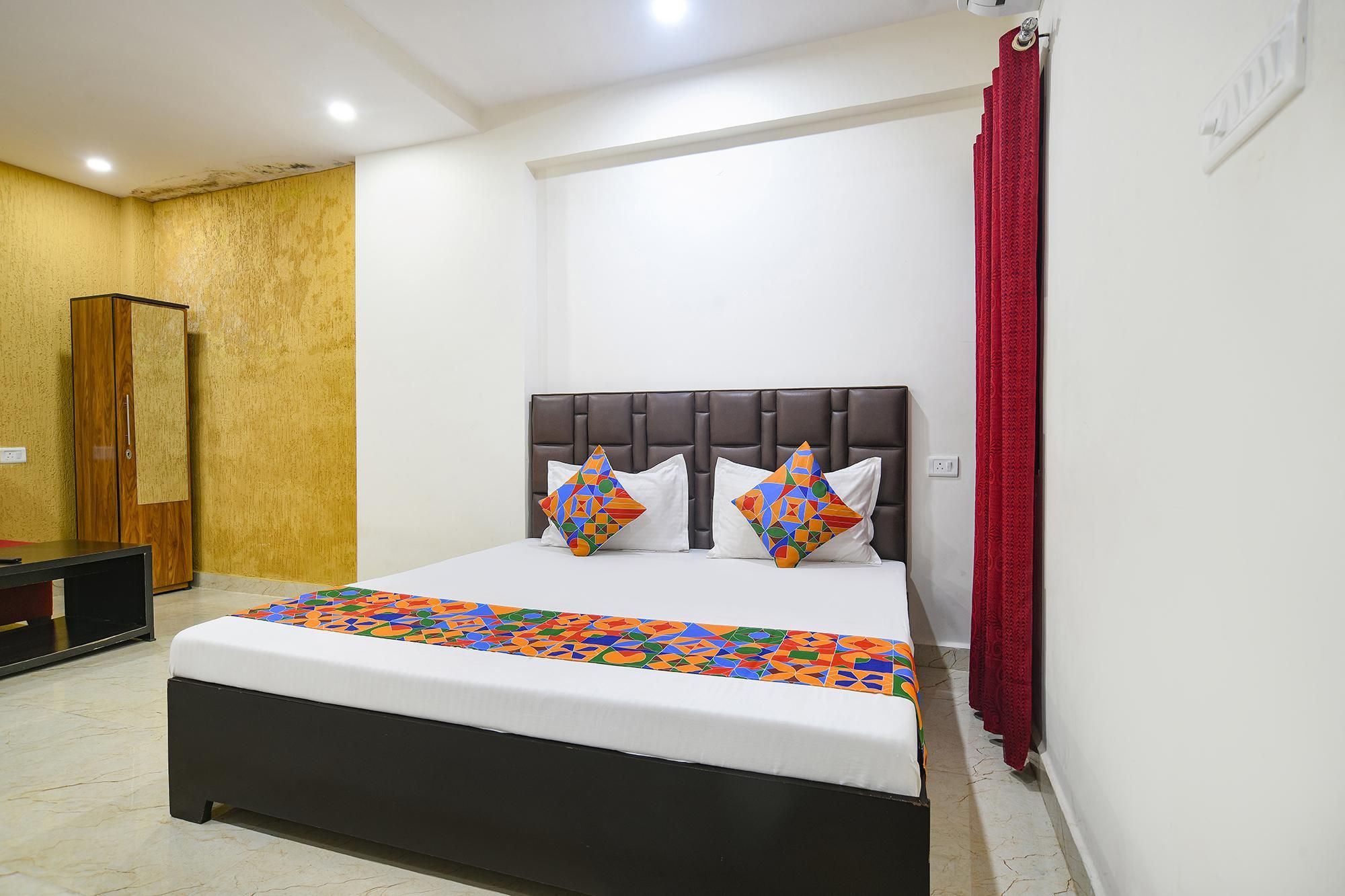 Fabhotel Parijat Deluxe Room