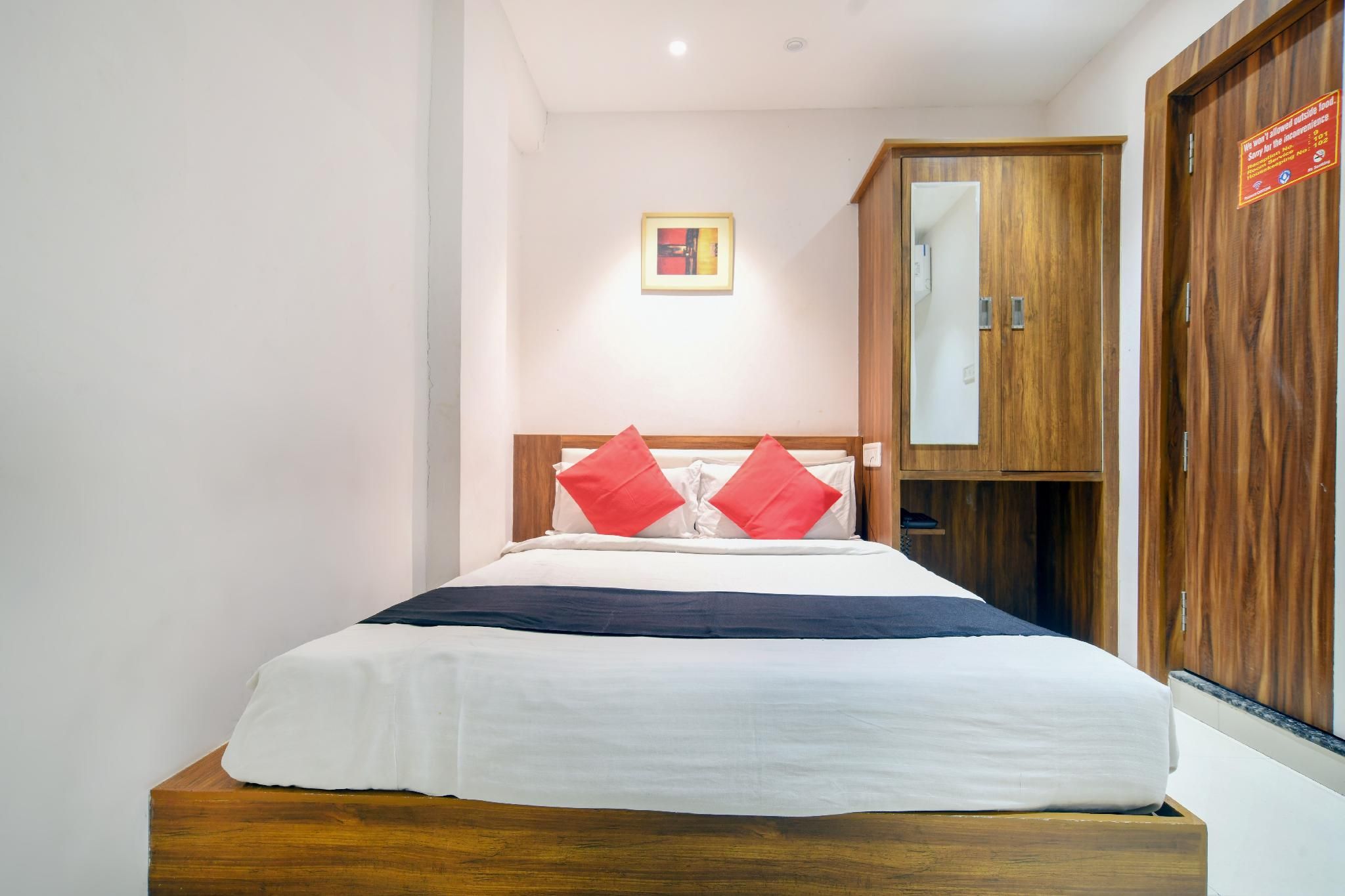 The Cliff Hotel Queen Room