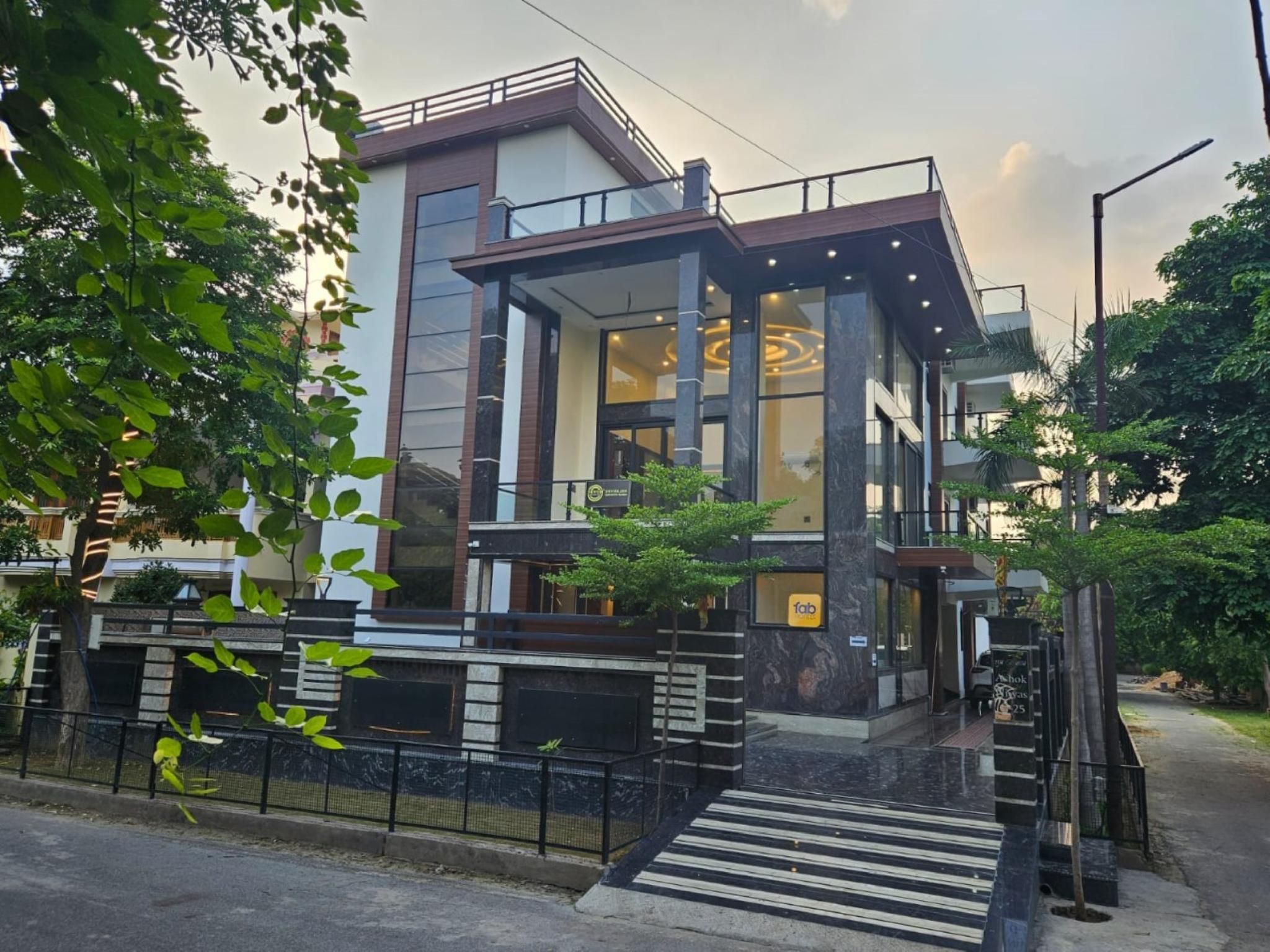 Goroomgo The Grand Mansion Noida