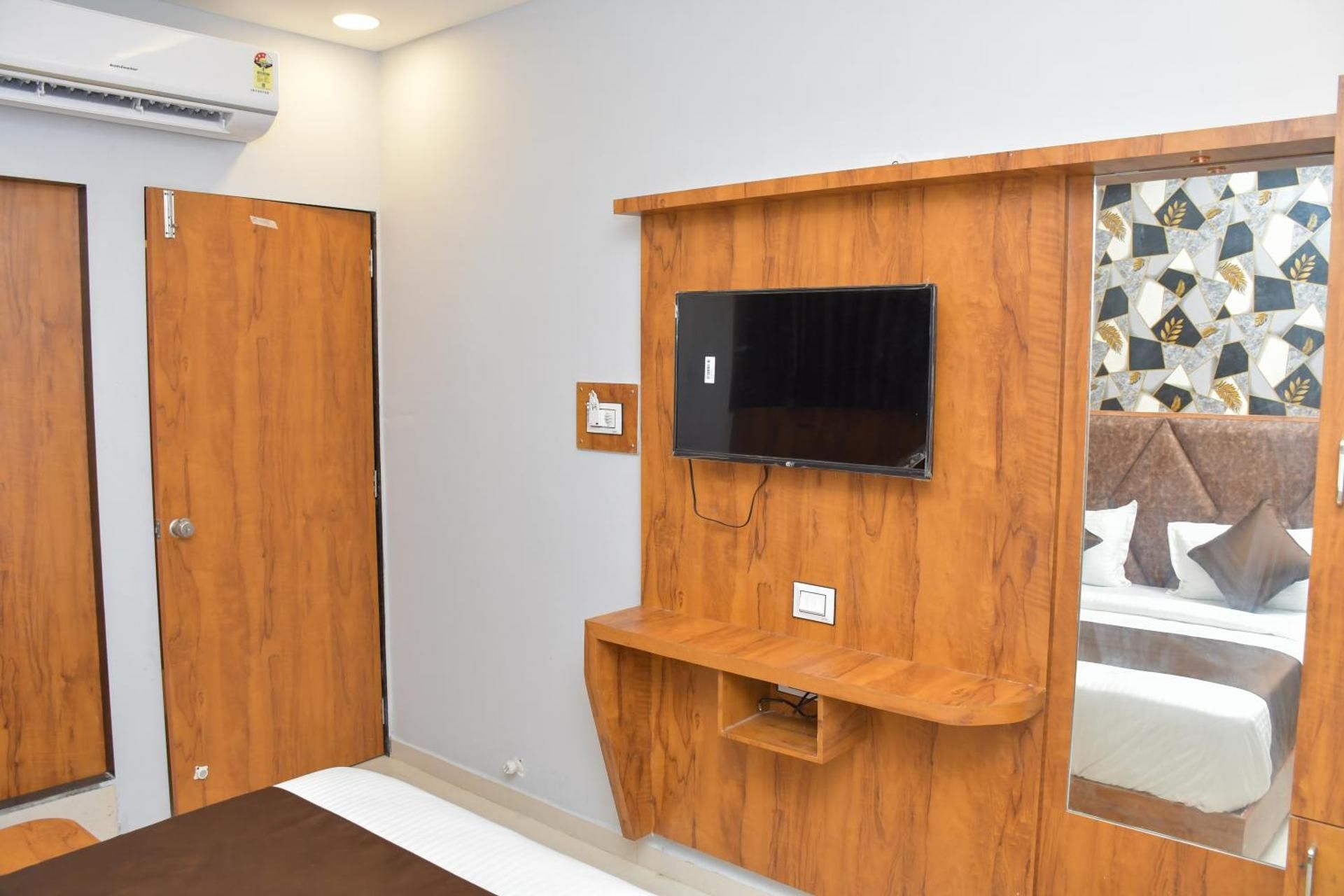 Shared lounge/TV area