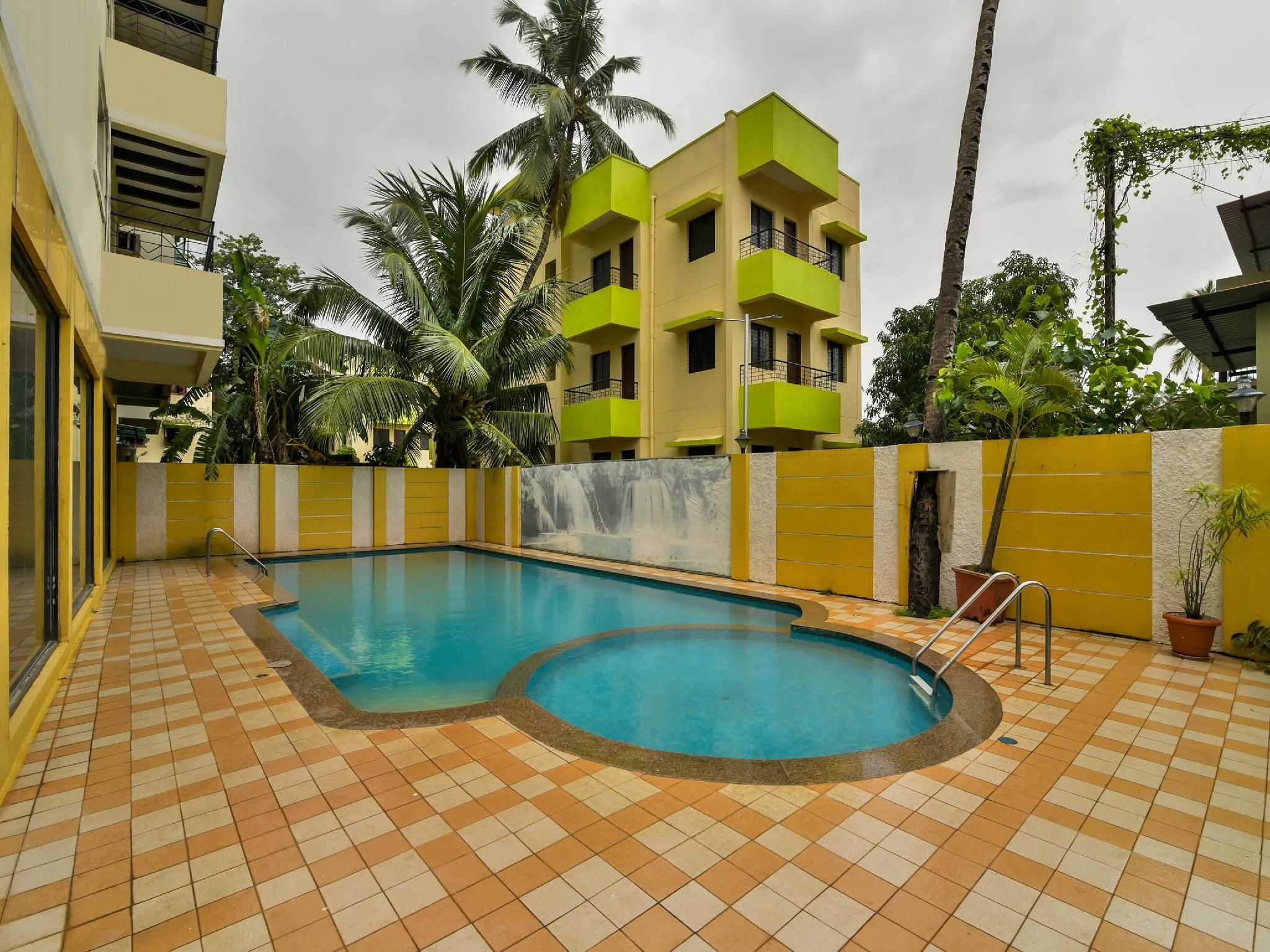 Swimming pool [outdoor]