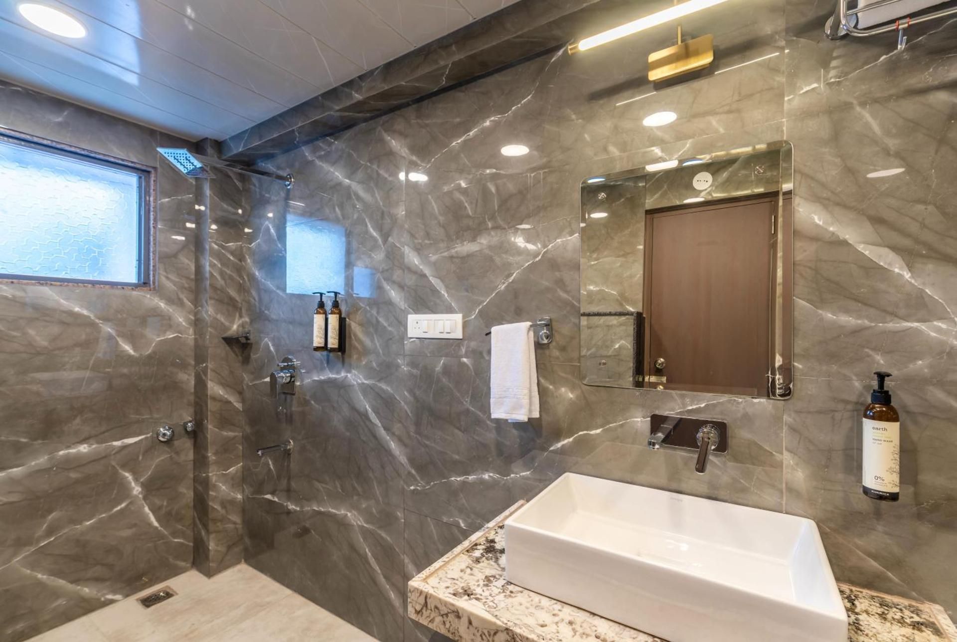 goSTOPS Plus Uadipur Gulab Bagh Deluxe Private Room with Jacuzzi and Ensuite Bathroom 2