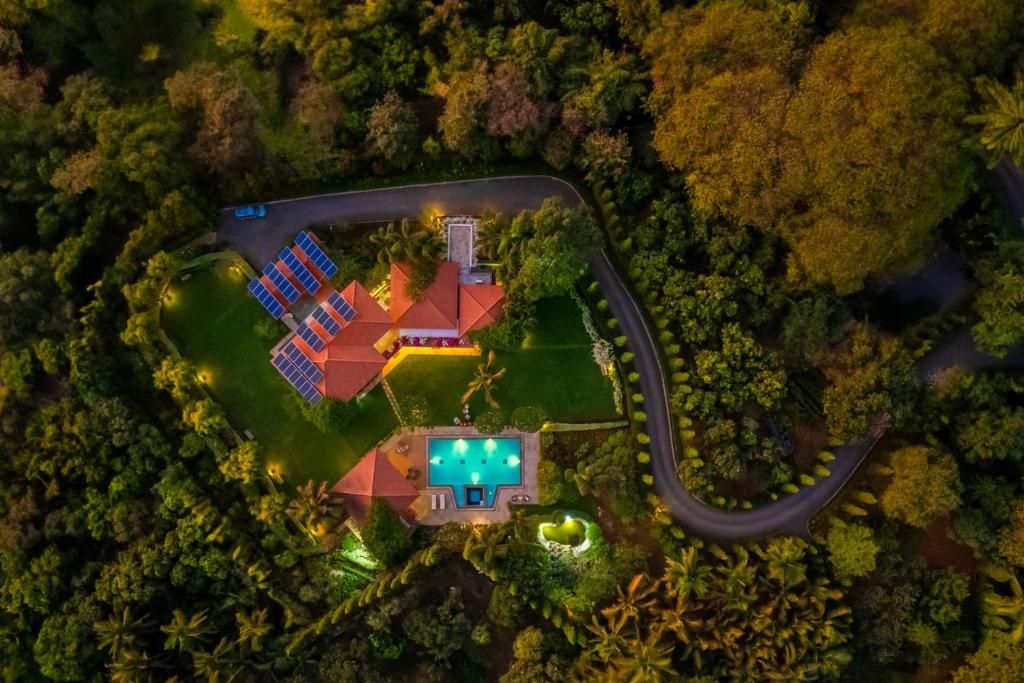StayVista at Moksh Villa - BBQ and Jacuzzi, Alibaug