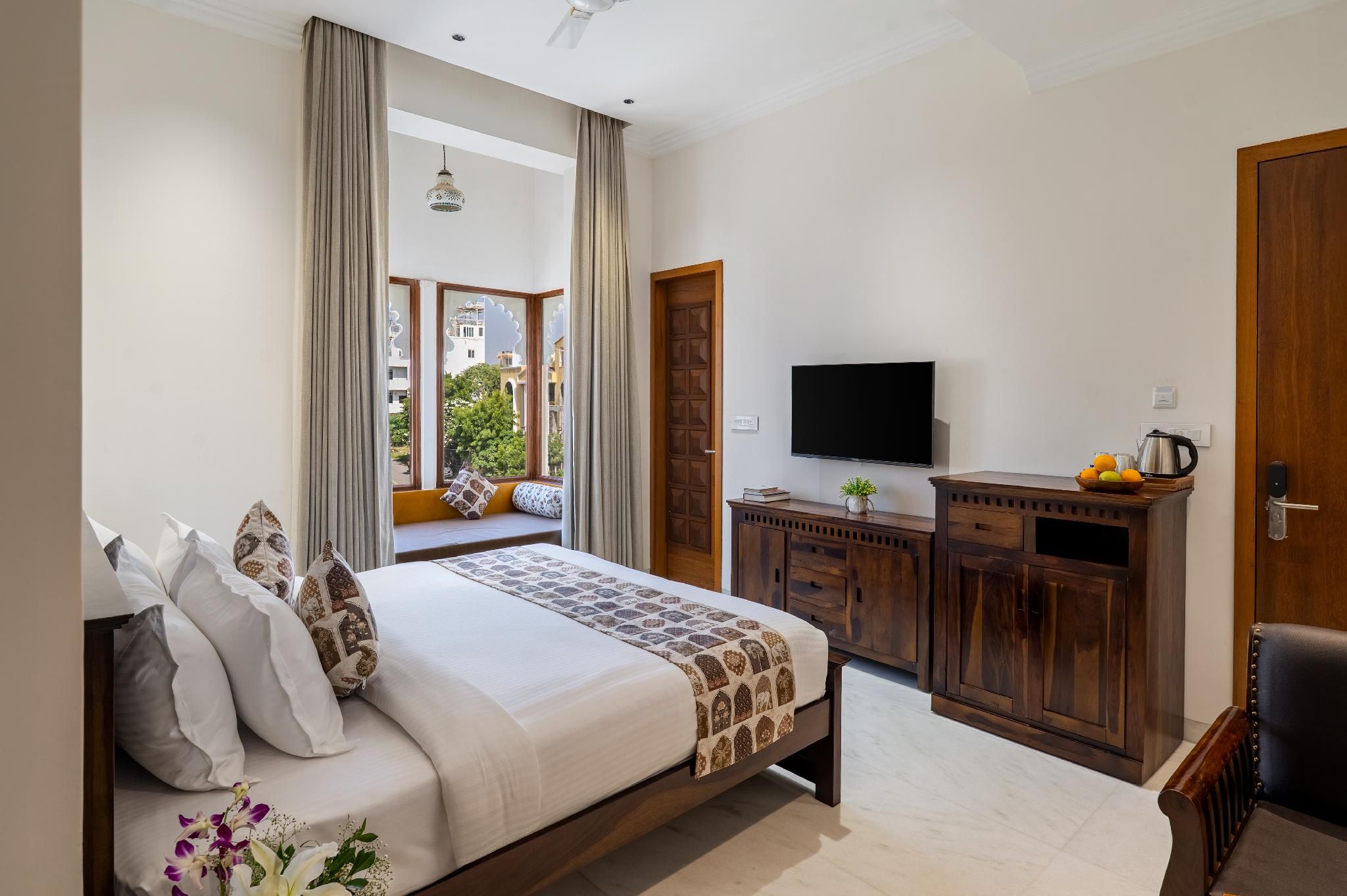 The Classic Crown Udaipur - A Luxury Hotel by Lake Pichola Imperial Room With Jharokha