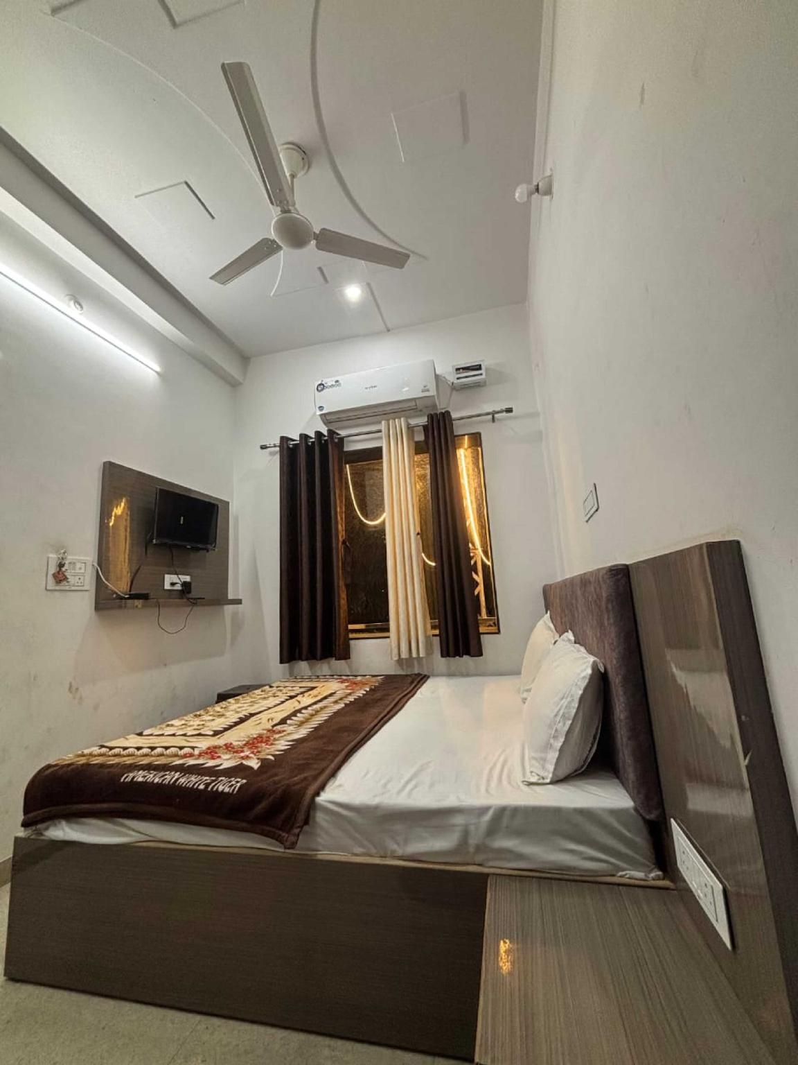 Deluxe AC Room