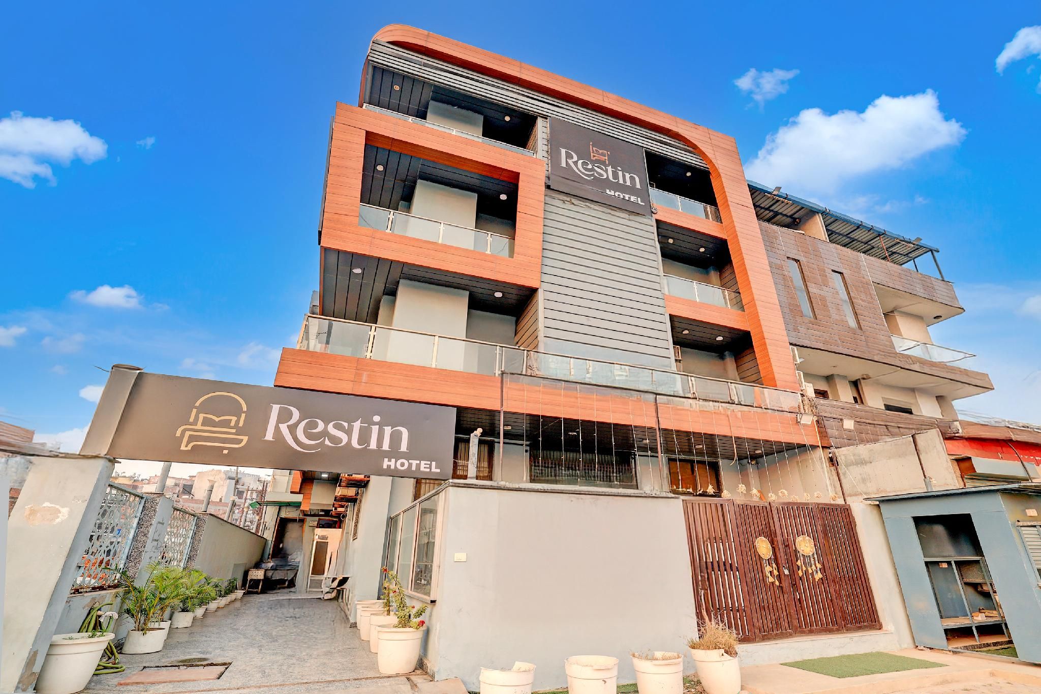 Restin Hotels near Botanical garden 