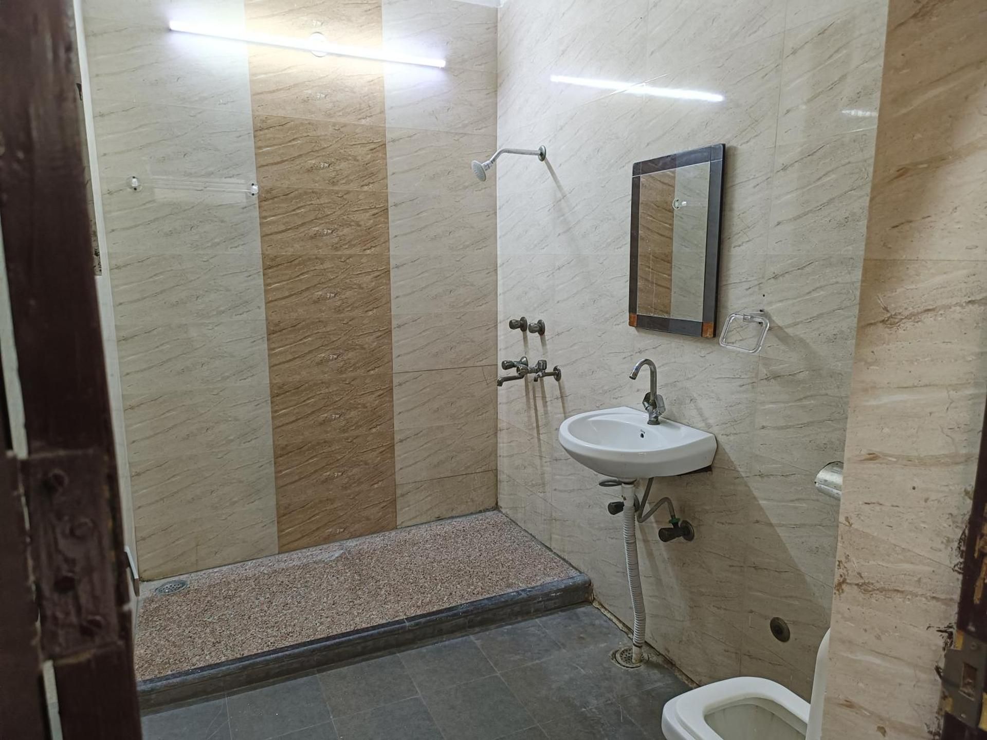 Swastika Homes Near Wave City Center Noida Deluxe Room 3