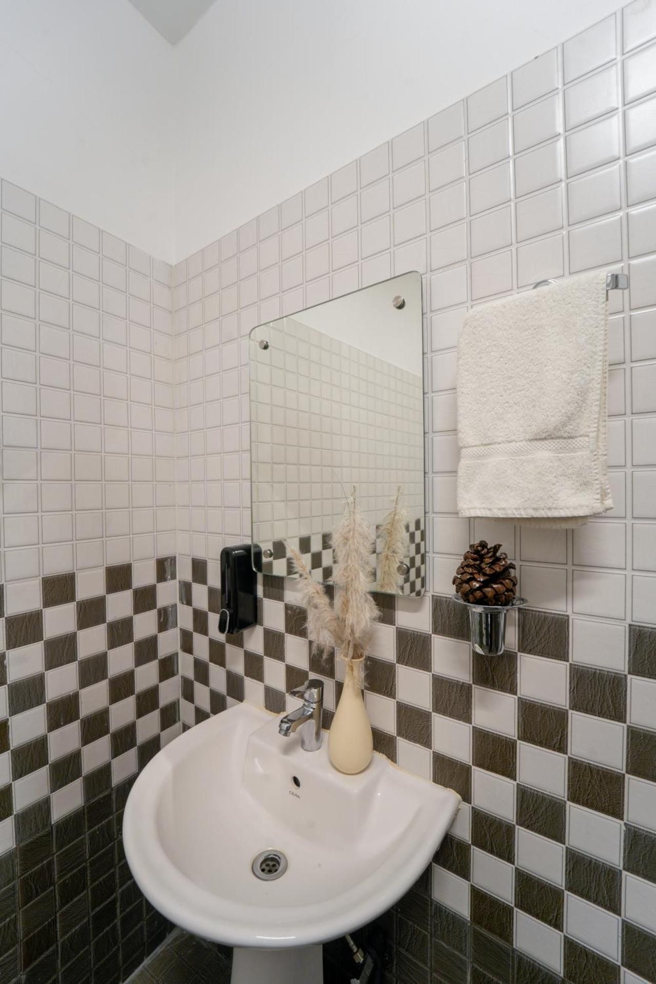 Chokling ArtHouse-The Treasure of Himalayas Deluxe Double Room 3