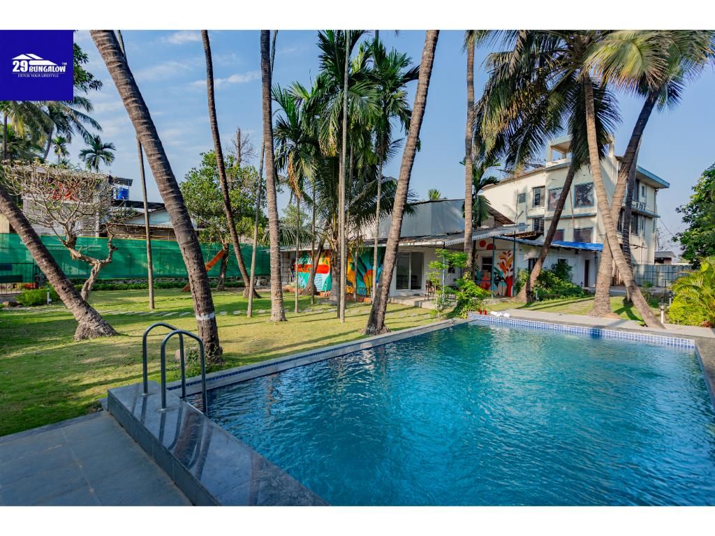 Swimming pool [outdoor]