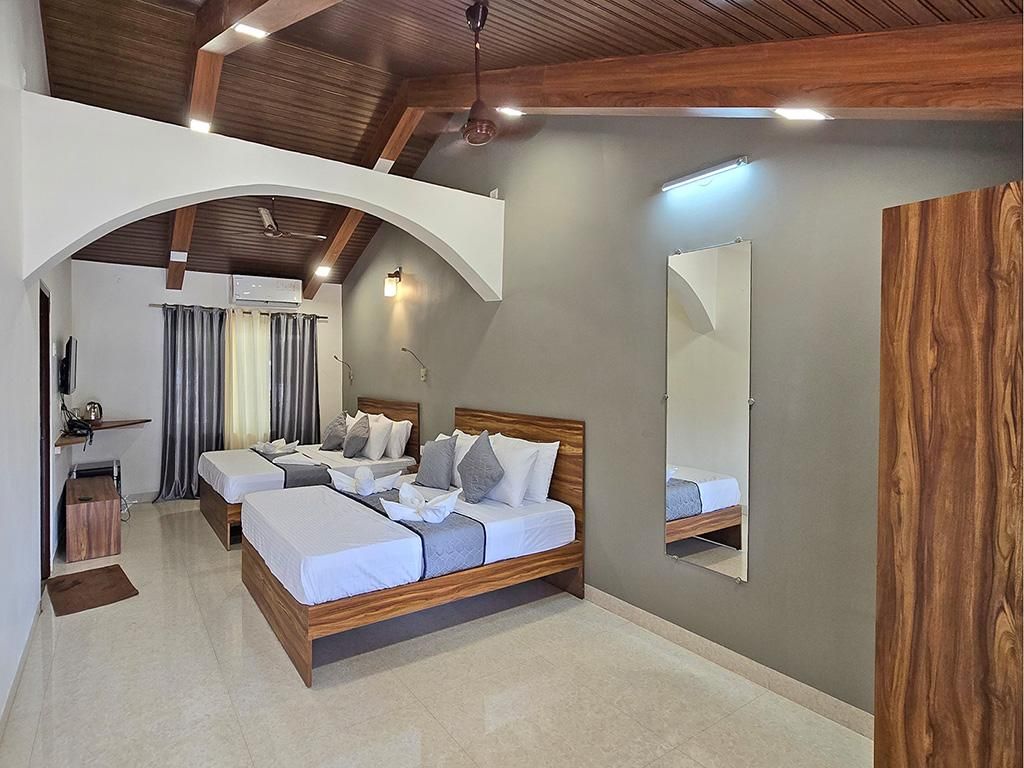 Cottage - 2 Queen Bed - Pool View - Sit Out