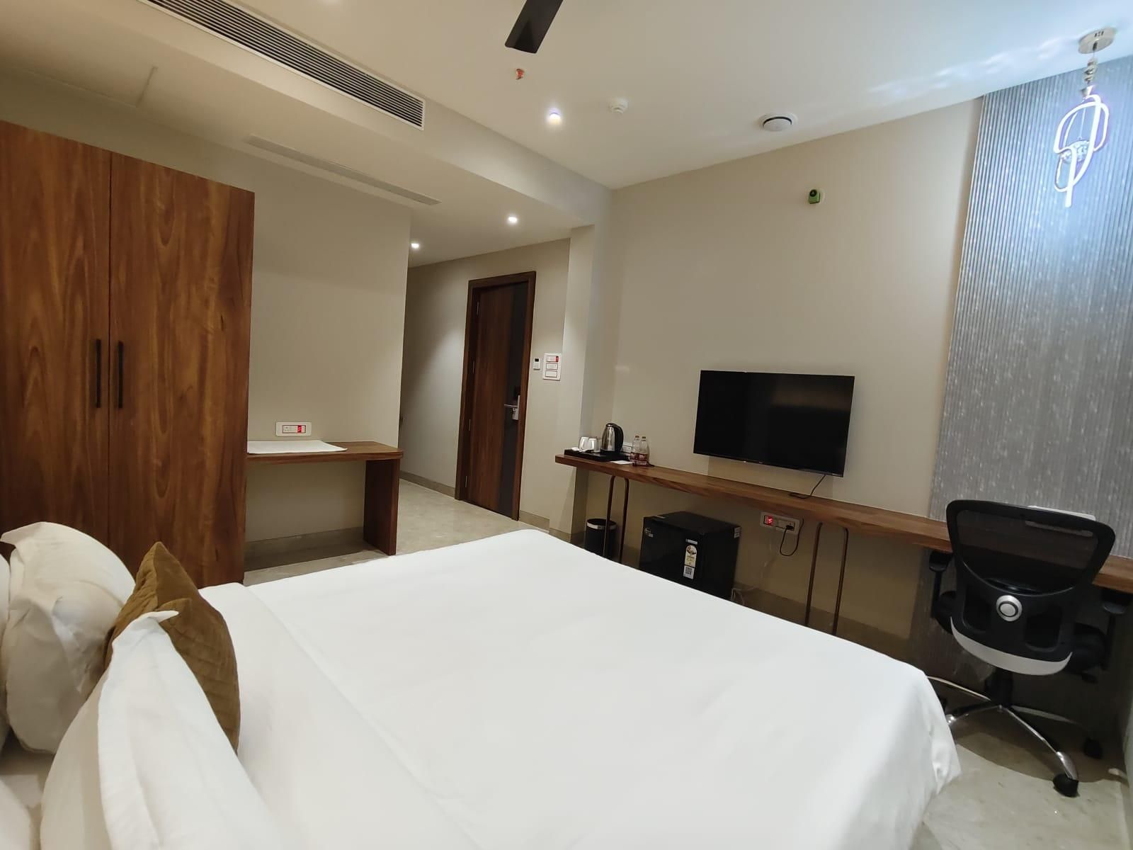 Hotel The Crown Town Deluxe