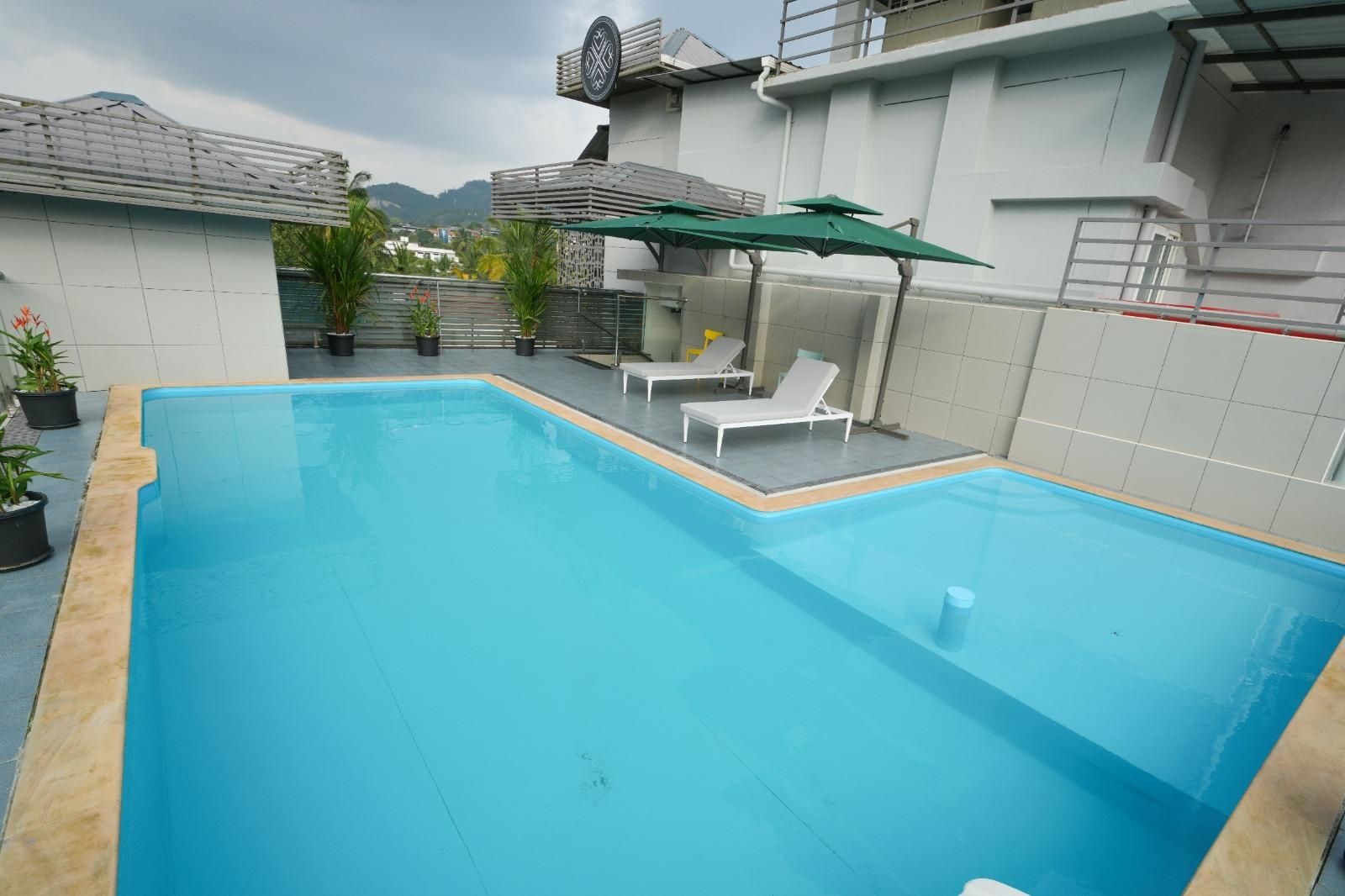 Swimming pool [outdoor]