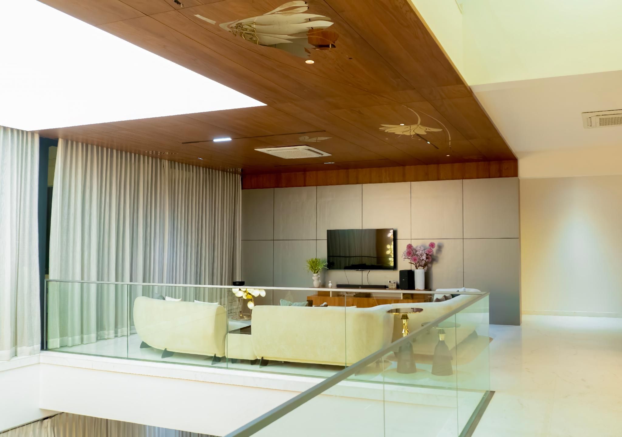 Shared lounge/TV area