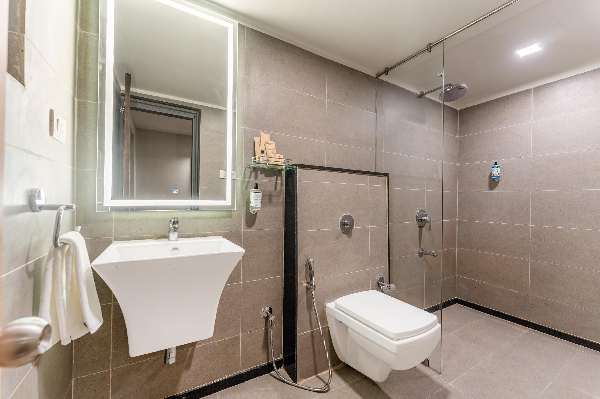 Treebo Premium Nagpur Automotive Square Spacious Deluxe Family Room 2