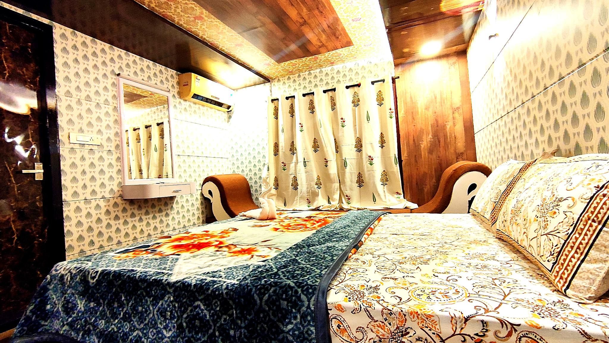 Phoniex houseboat Deluxe 2