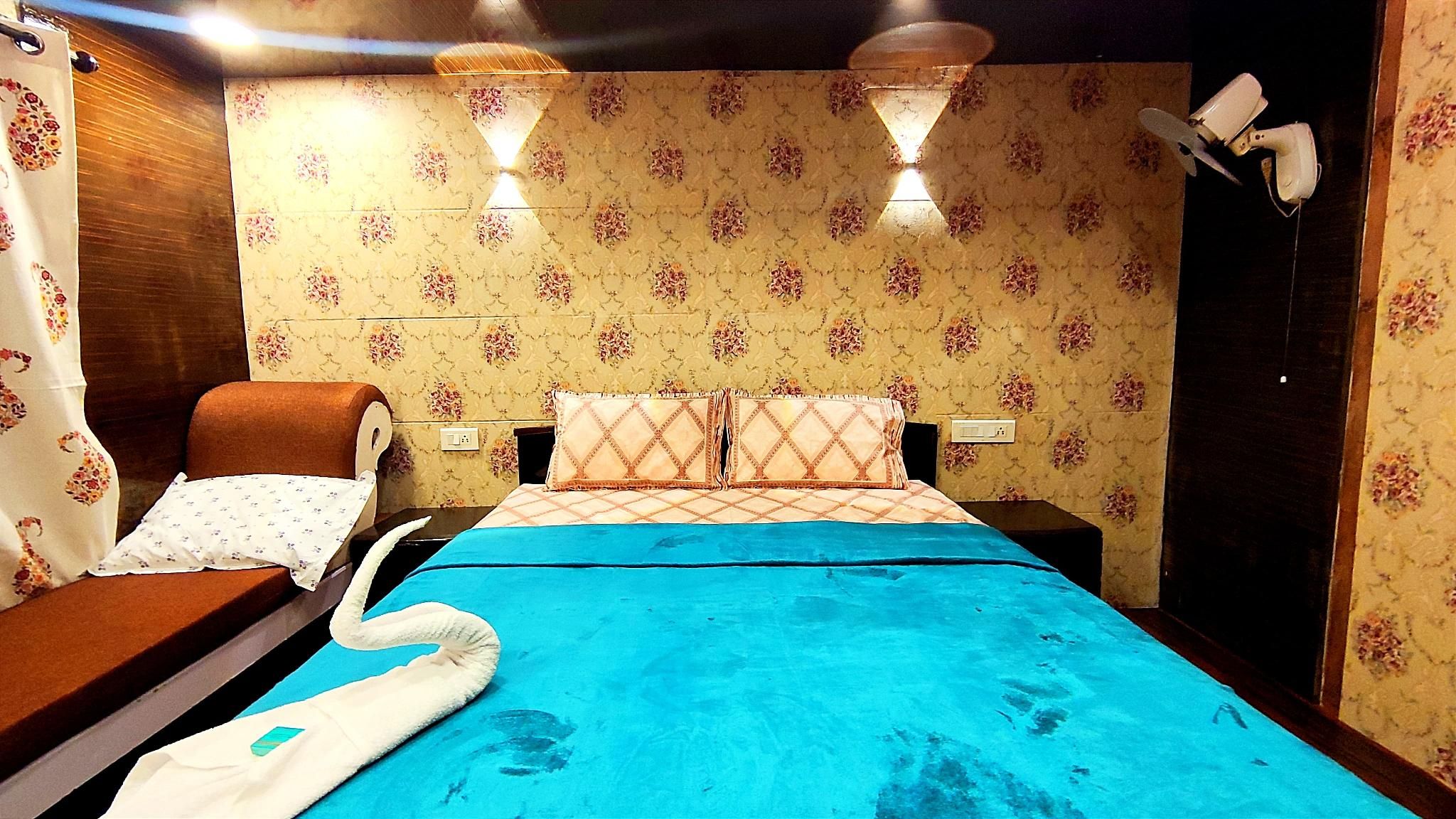 Phoniex houseboat Deluxe Suite 2