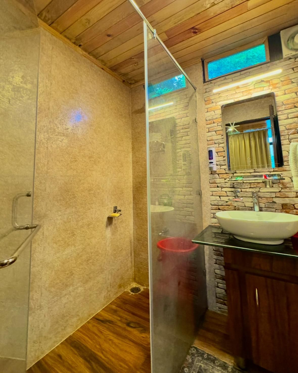 Dreamwoods by Viraasat-E-Bir Wooden Cottage 3