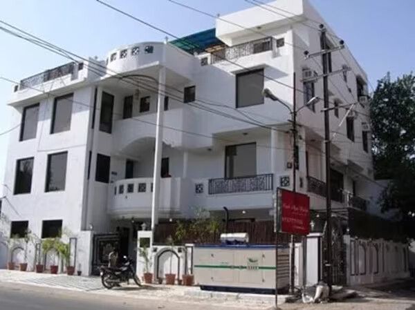 Goroomgo Maharaja Palace Agra