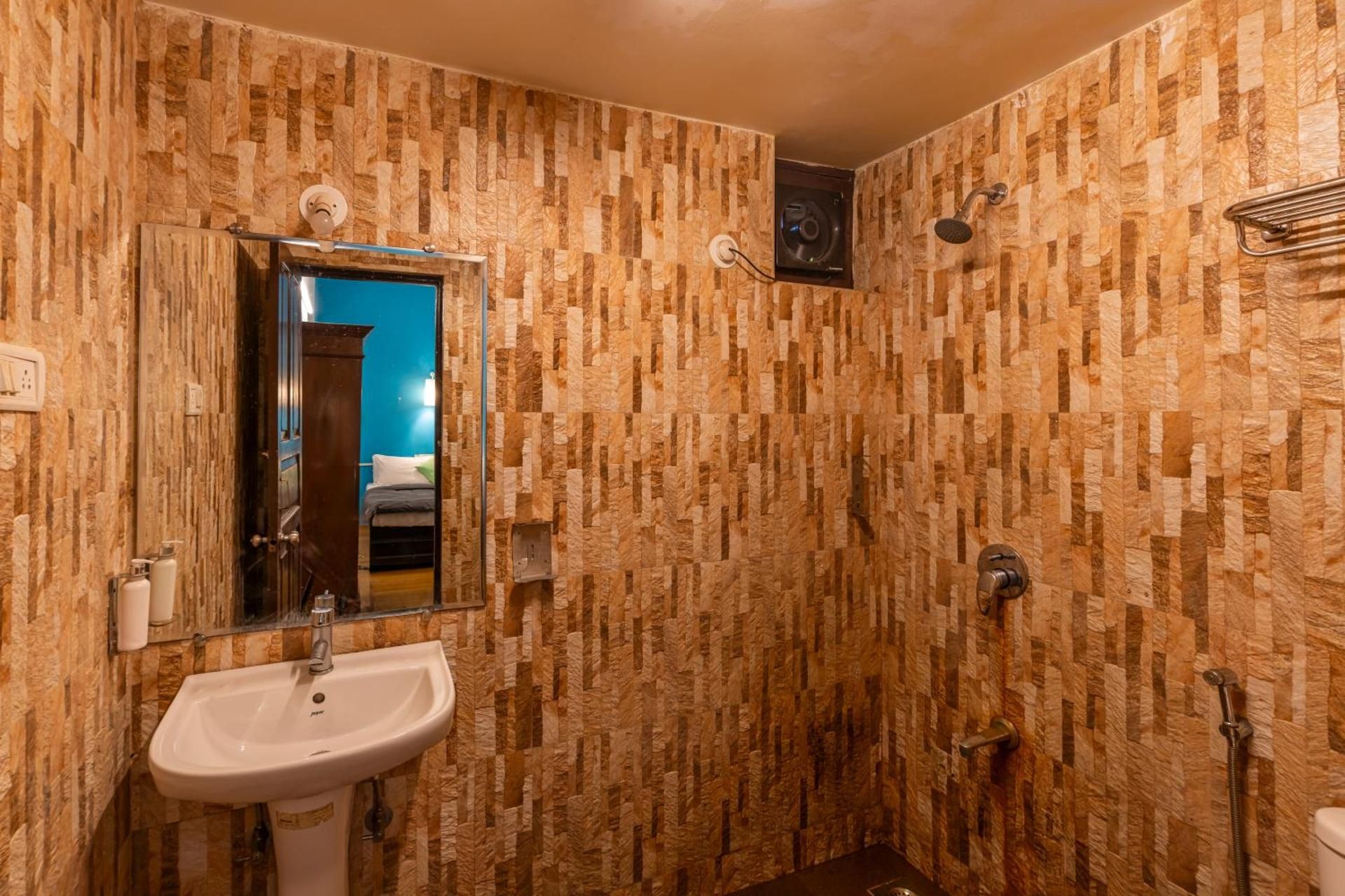 Madpackers Goa Anjuna - Bunks, Rooms, Community Standard 3