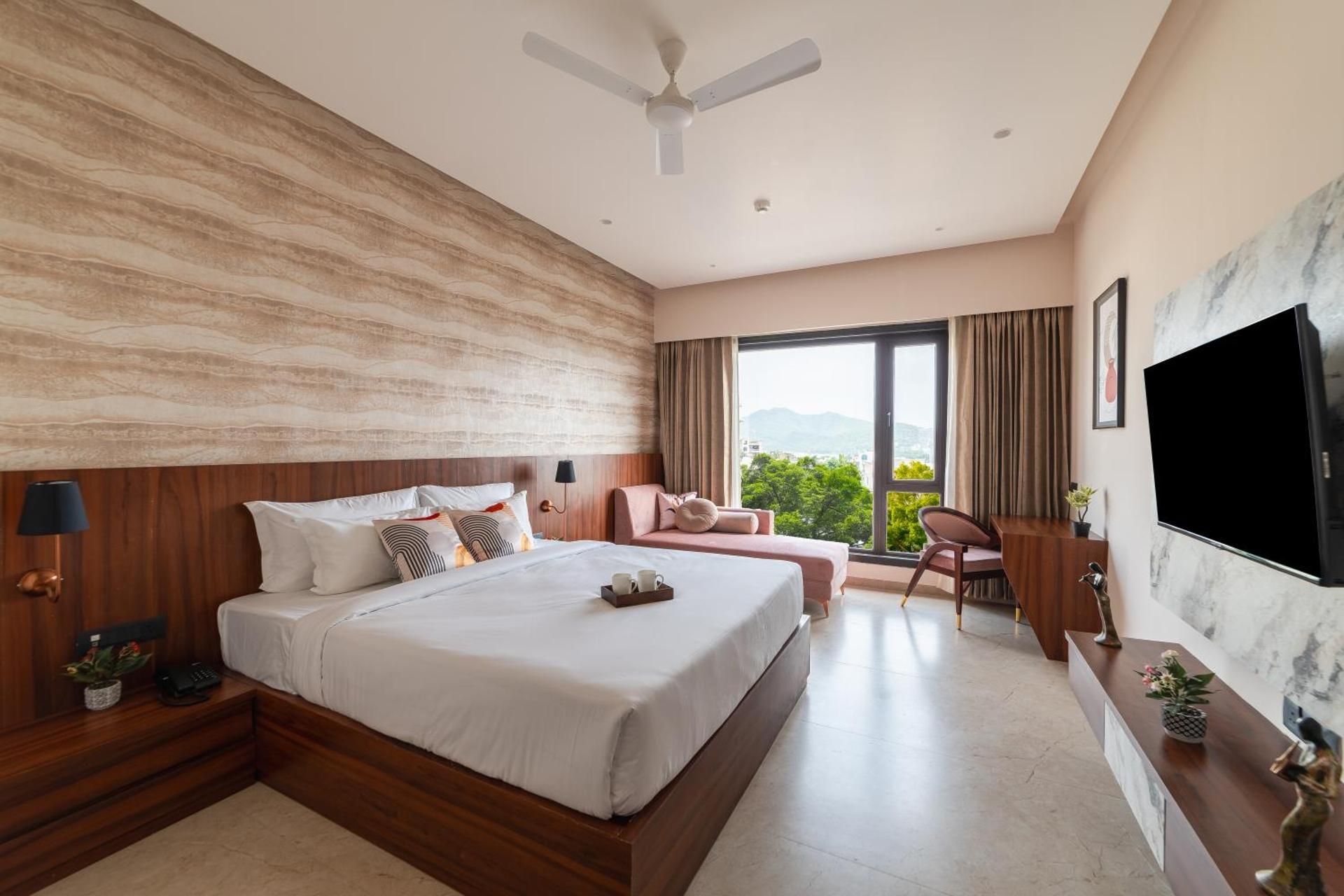 PINNACLE Udaipur - Boutique Rooftop Pool Hotel, Near the Lakes Suite with Mountain View