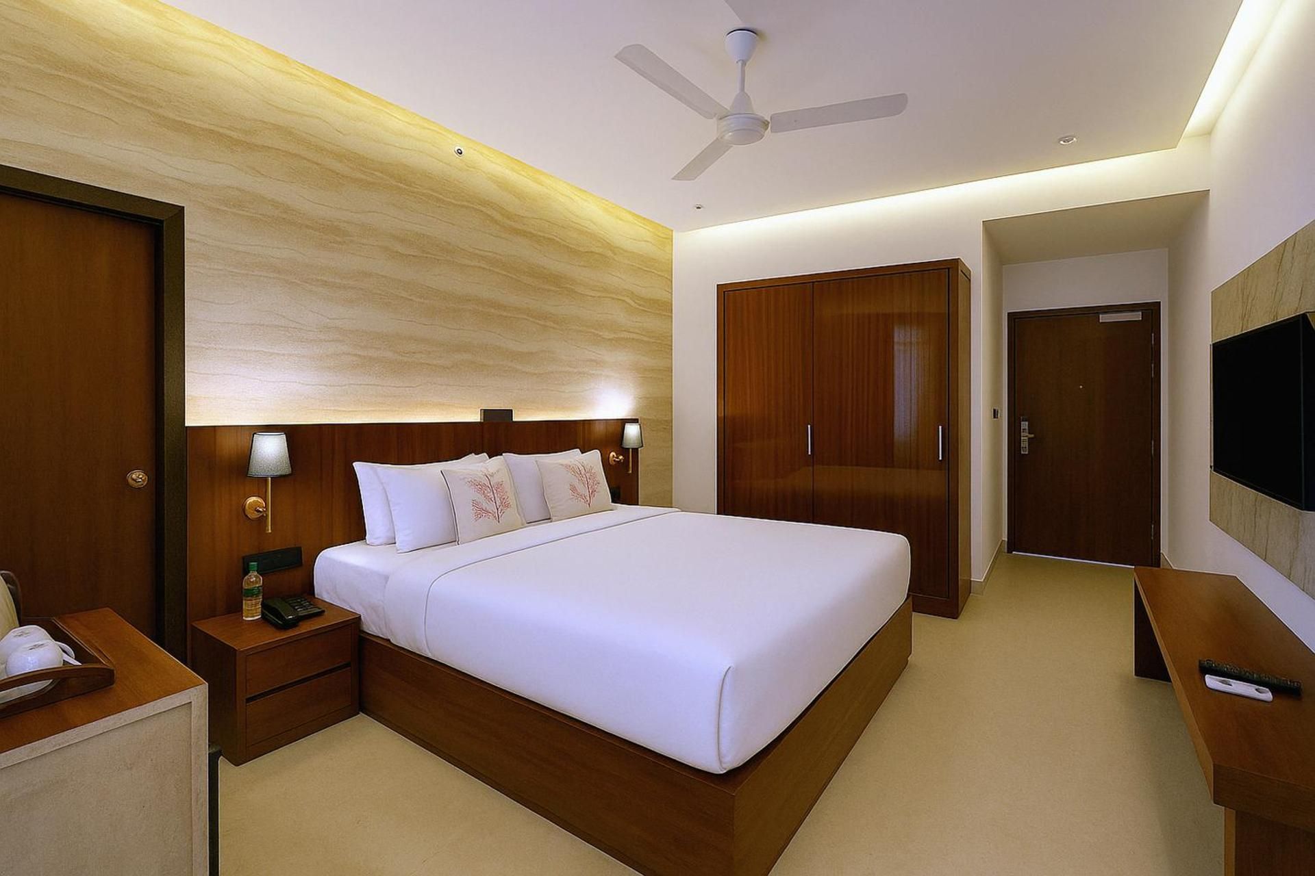 PINNACLE Udaipur - Boutique Rooftop Pool Hotel, Near the Lakes Deluxe King Room