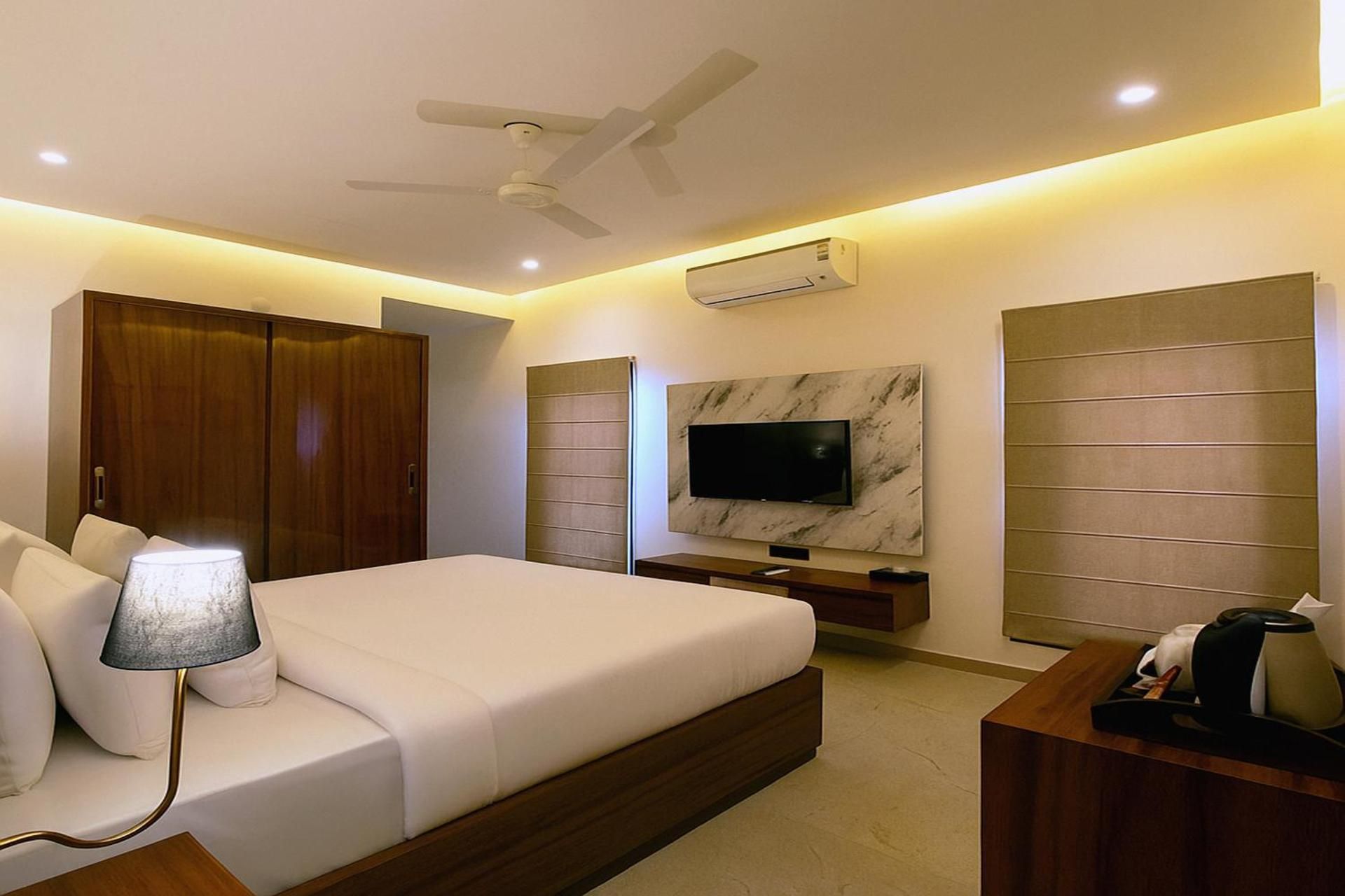 PINNACLE Udaipur - Boutique Rooftop Pool Hotel, Near the Lakes Deluxe King Room 2