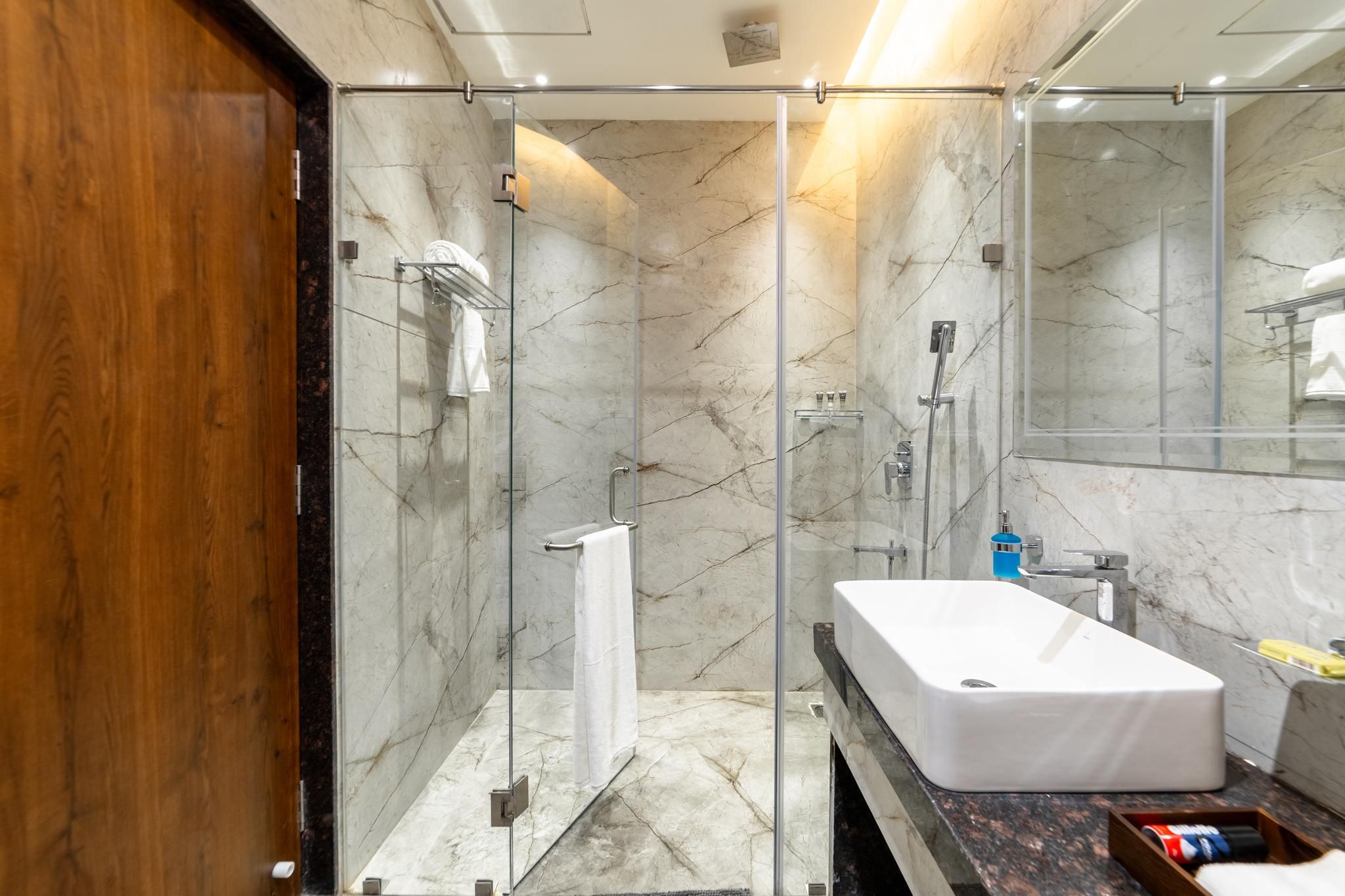 PINNACLE Udaipur - Boutique Rooftop Pool Hotel, Near the Lakes Suite with Mountain View 3