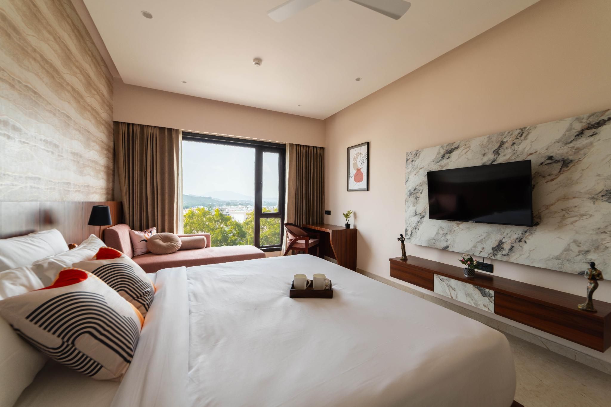 PINNACLE Udaipur - Boutique Rooftop Pool Hotel, Near the Lakes Suite with Mountain View 2