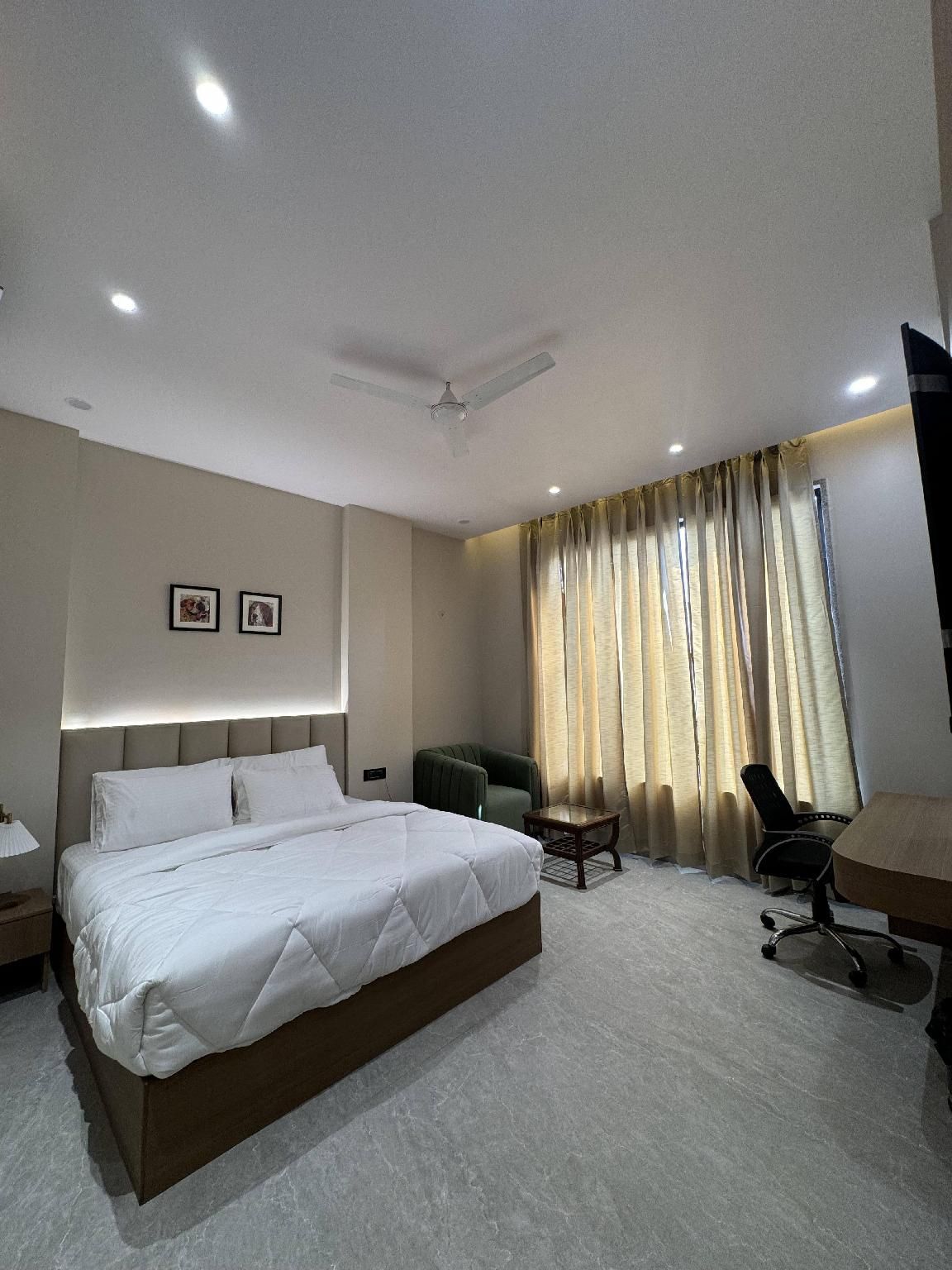 Modern Hotel Restaurant and Bar 1 Bedroom Deluxe 2