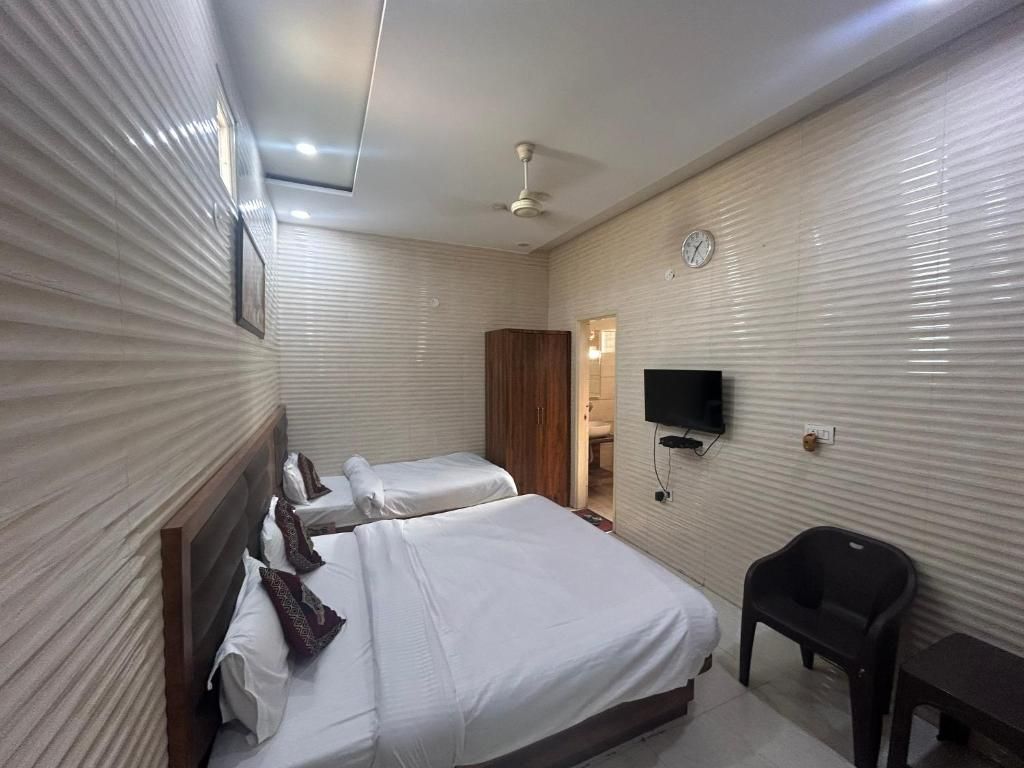 Jasneet Homestay Deluxe AC Room 2