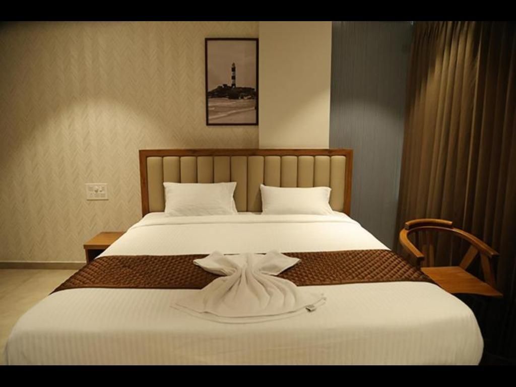 Palm Breeze Beach Resort Deluxe - 1 King Bed