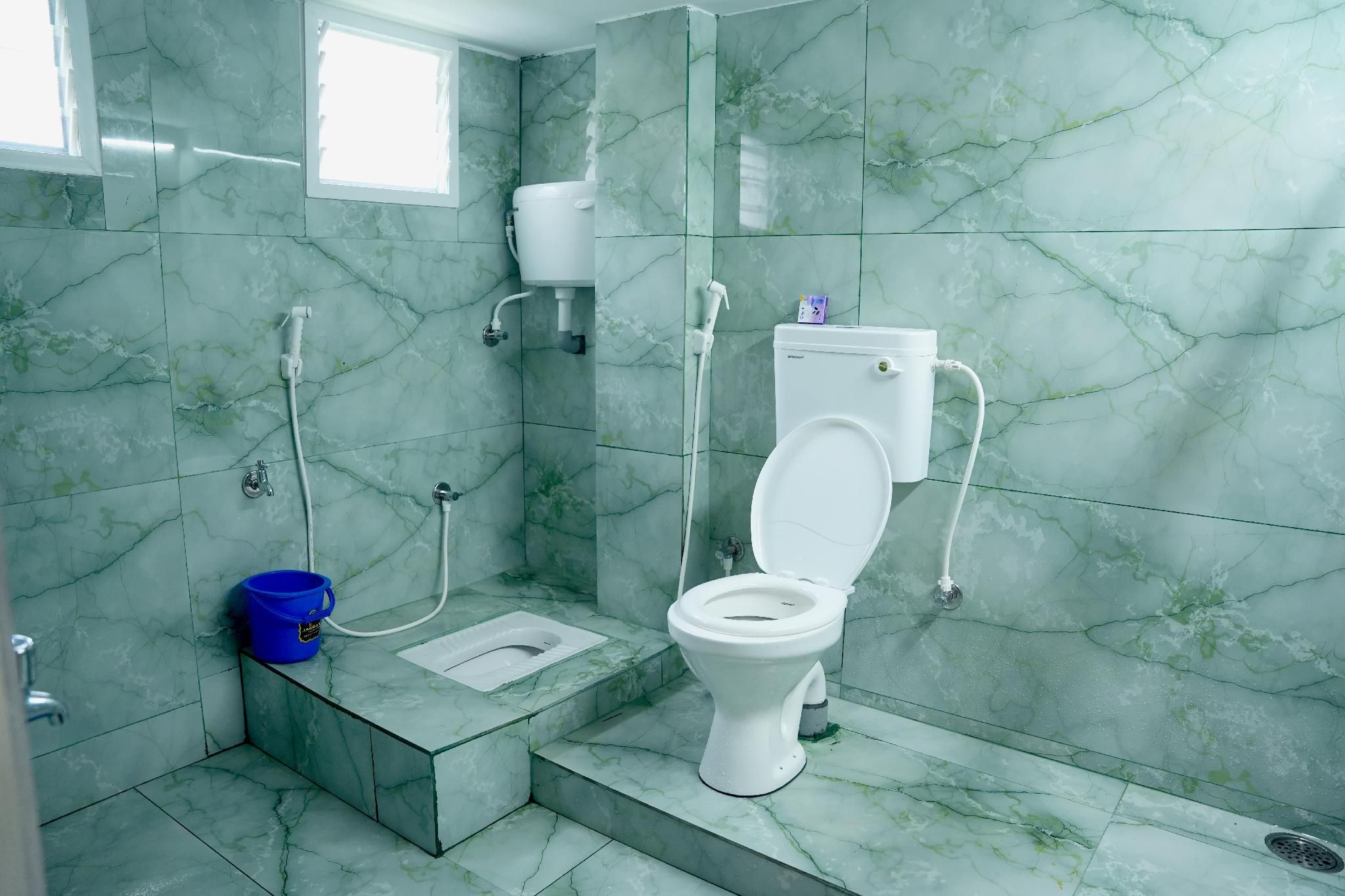 Kumbha Nivas Homestay Balcony Family 2