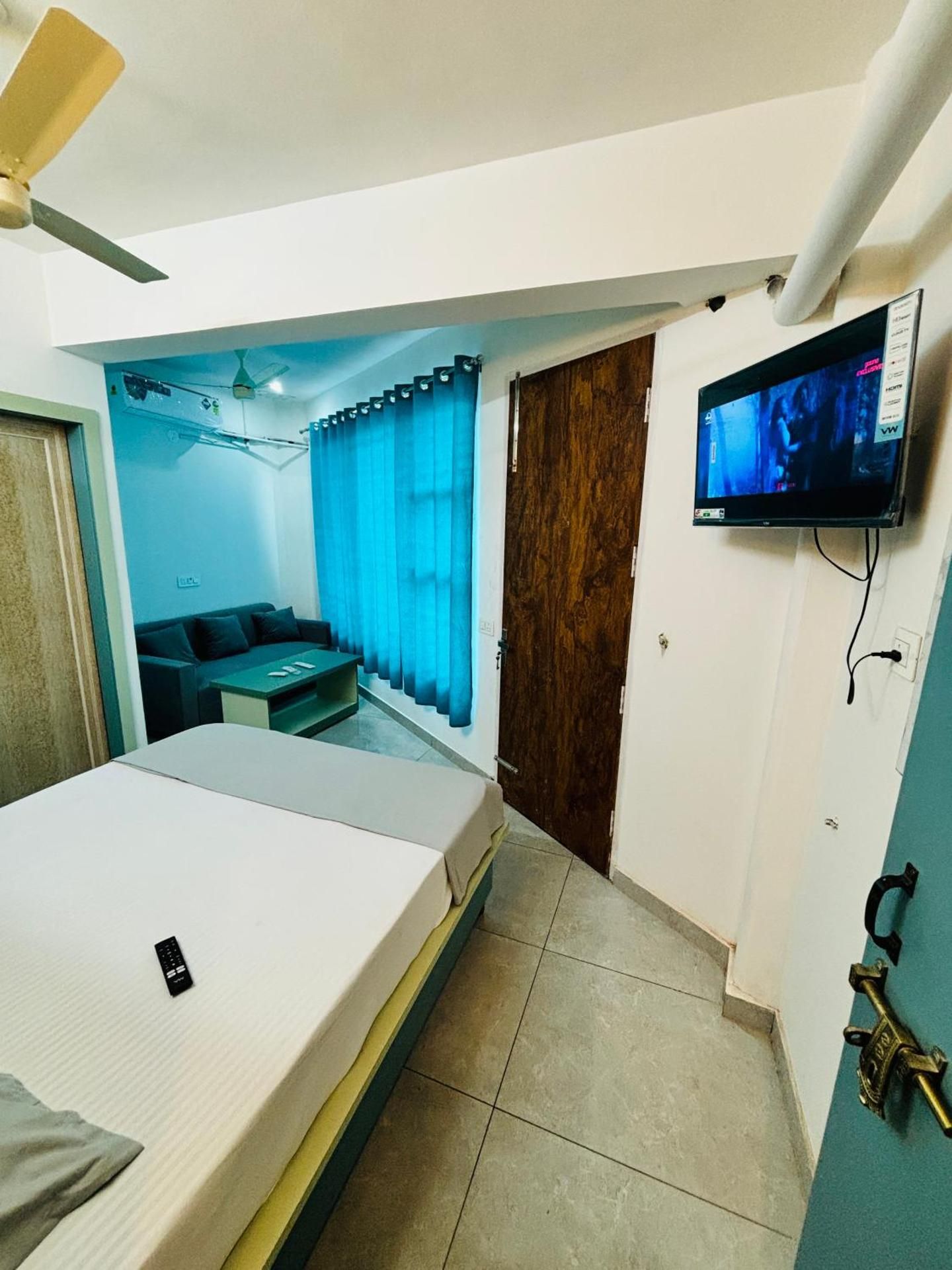 Shared lounge/TV area