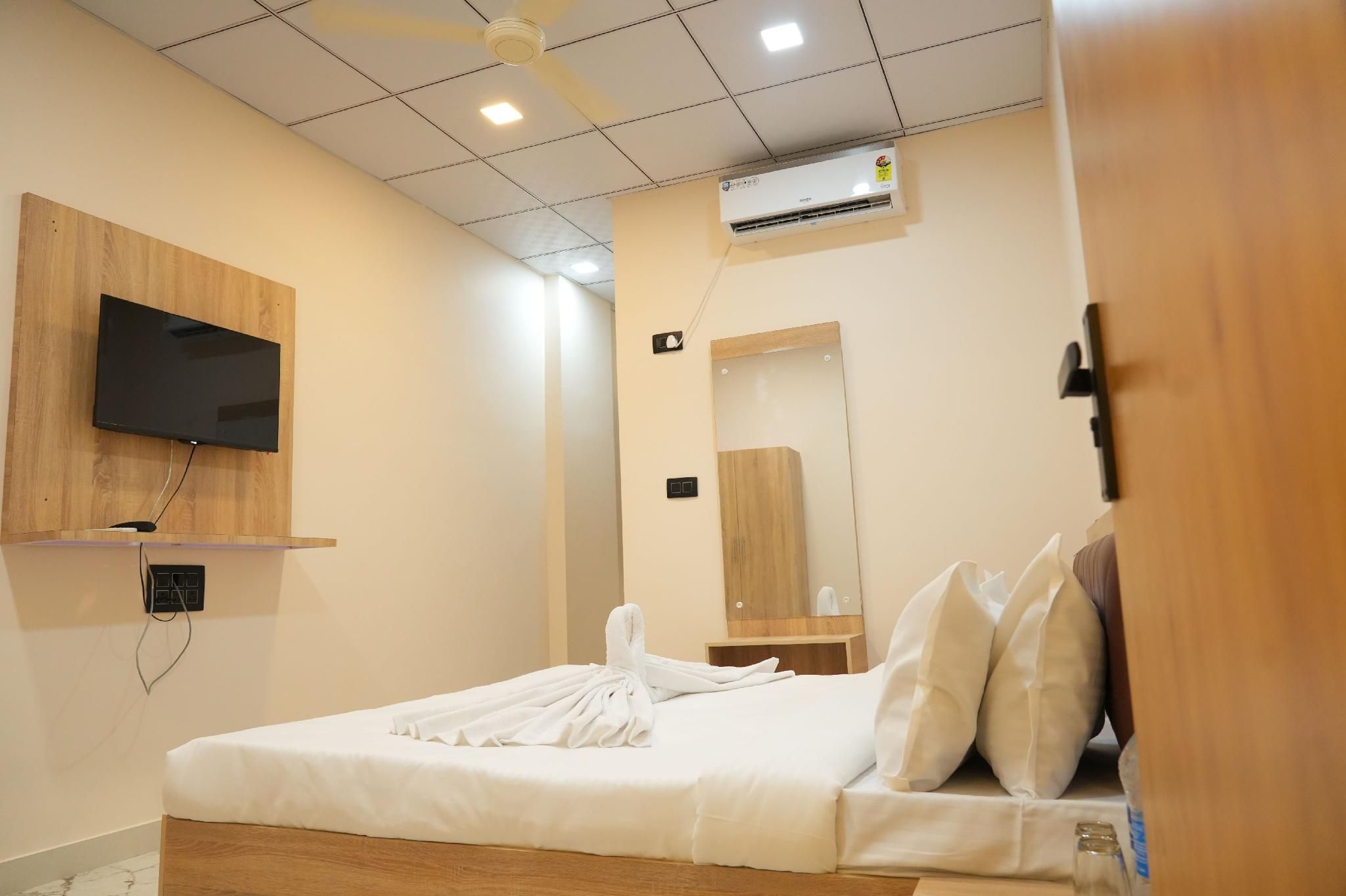 Shree Mahalaxmi Palace Deluxe Double 3