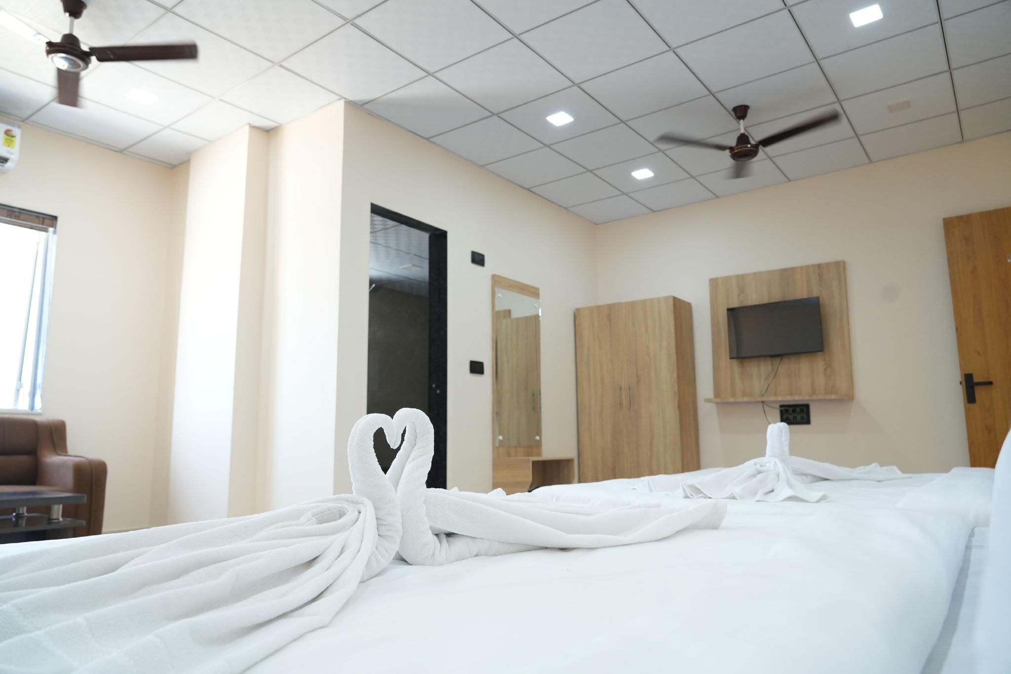 Shree Mahalaxmi Palace Family Room 2