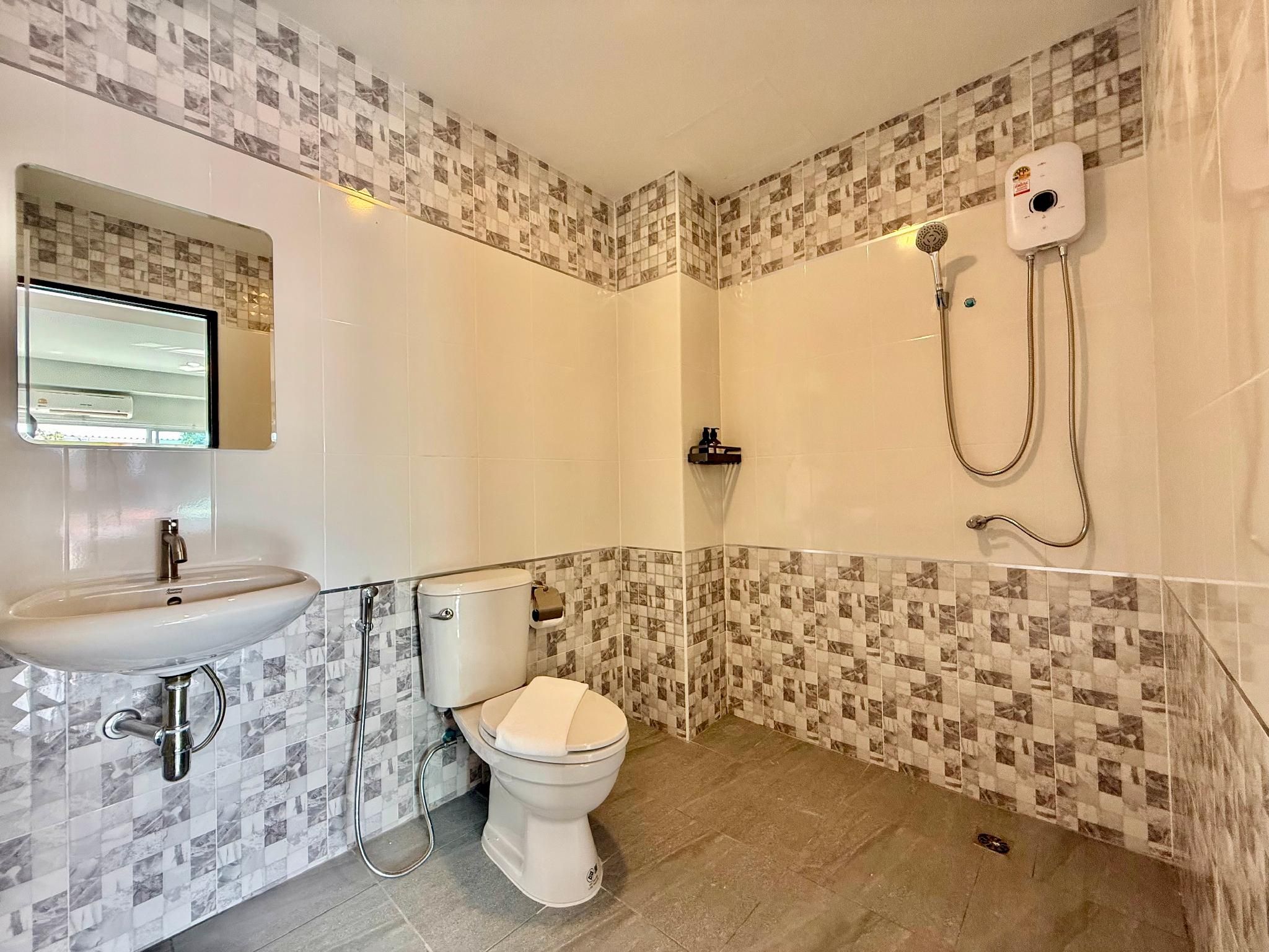 Skyla Boutique Pattaya Double Room with Balcony 2