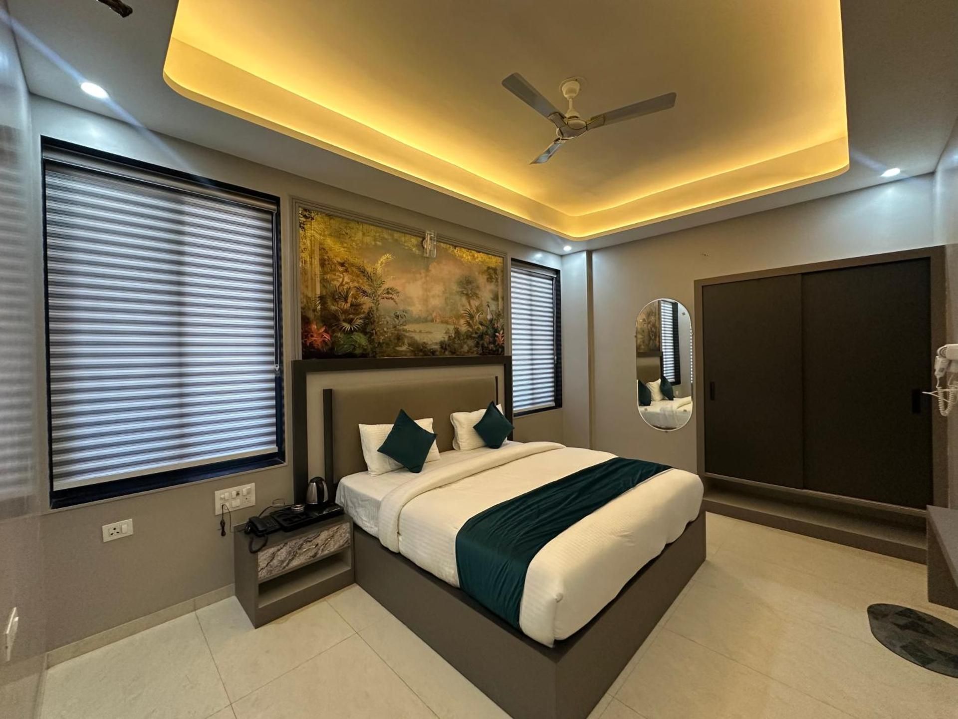 Knight Oasis Luxury Deluxe King Room 2