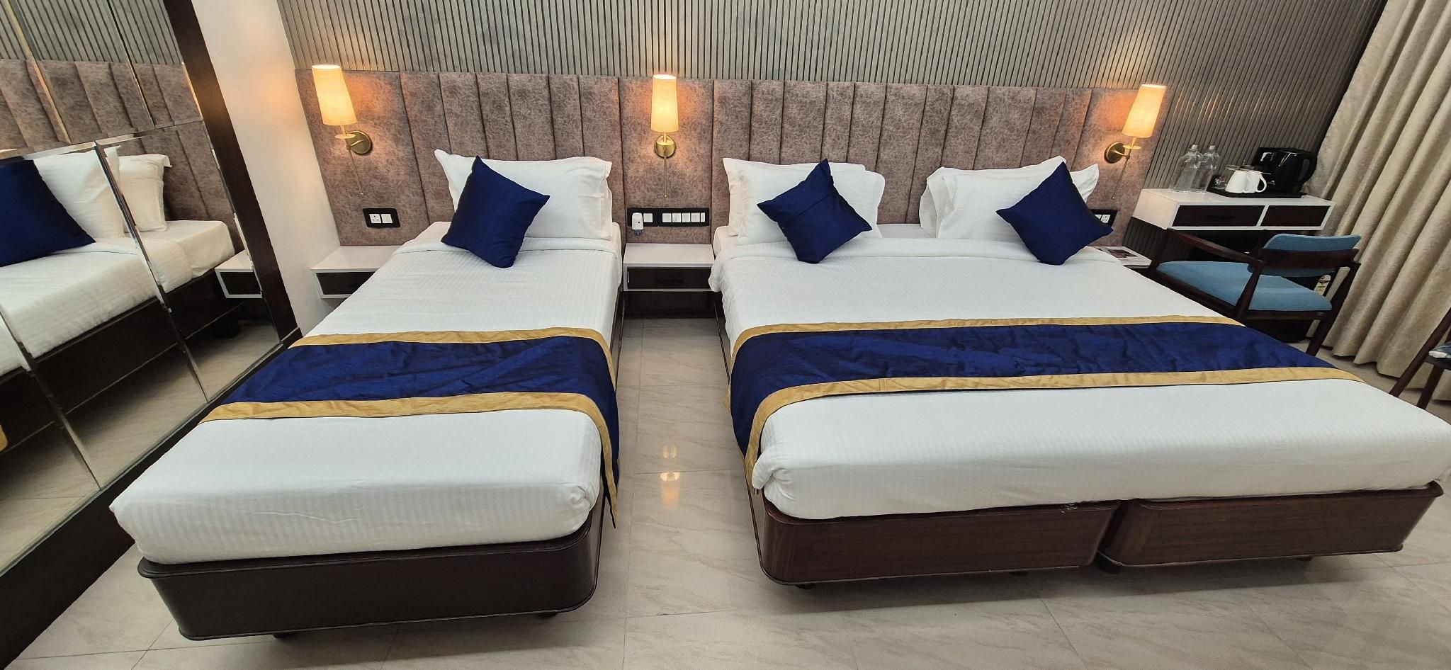 PNS NAKSHATRA LUXURY HOTEL Suite Room