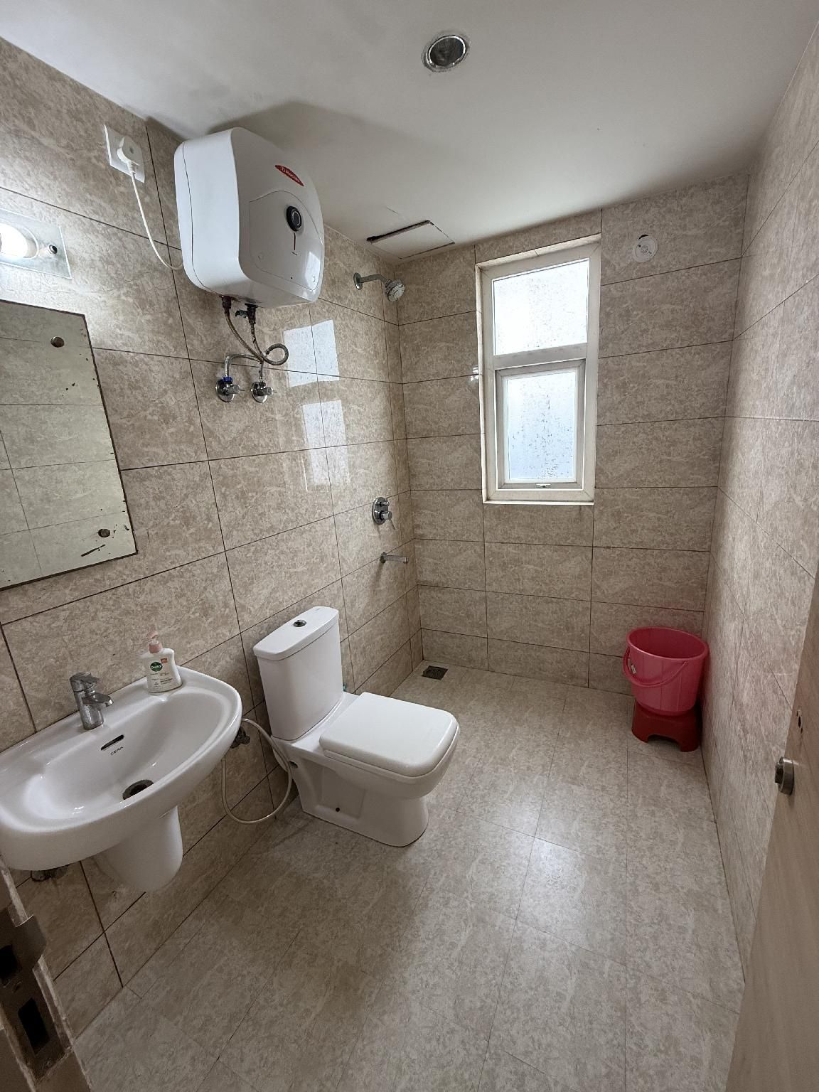 Omaxe Eternity Family Stay - Near Prem Mandir Double Bed - AC Room 3