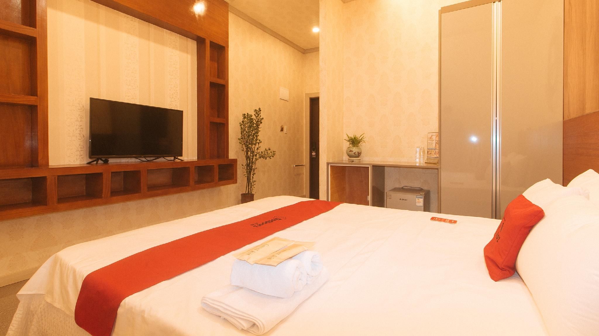 RedDoorz Premium @ Regency Sunset Hotel Deluxe Room 3