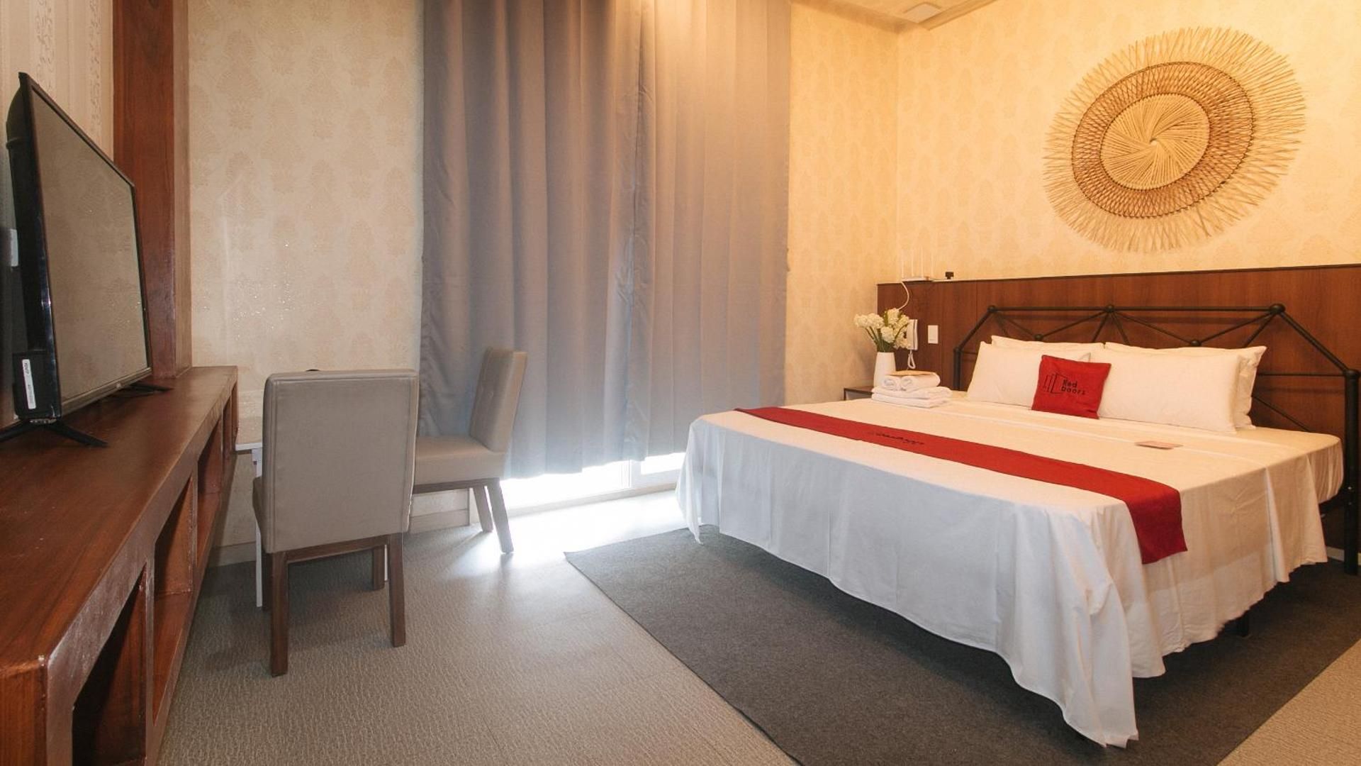 RedDoorz Premium @ Regency Sunset Hotel Deluxe Room