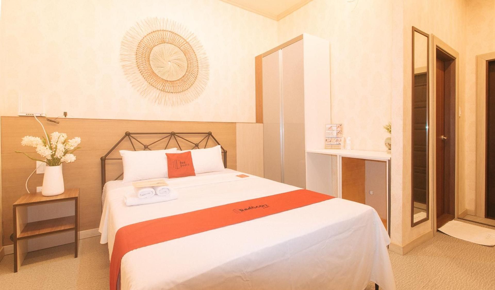 RedDoorz Premium @ Regency Sunset Hotel Standard Double Room 2